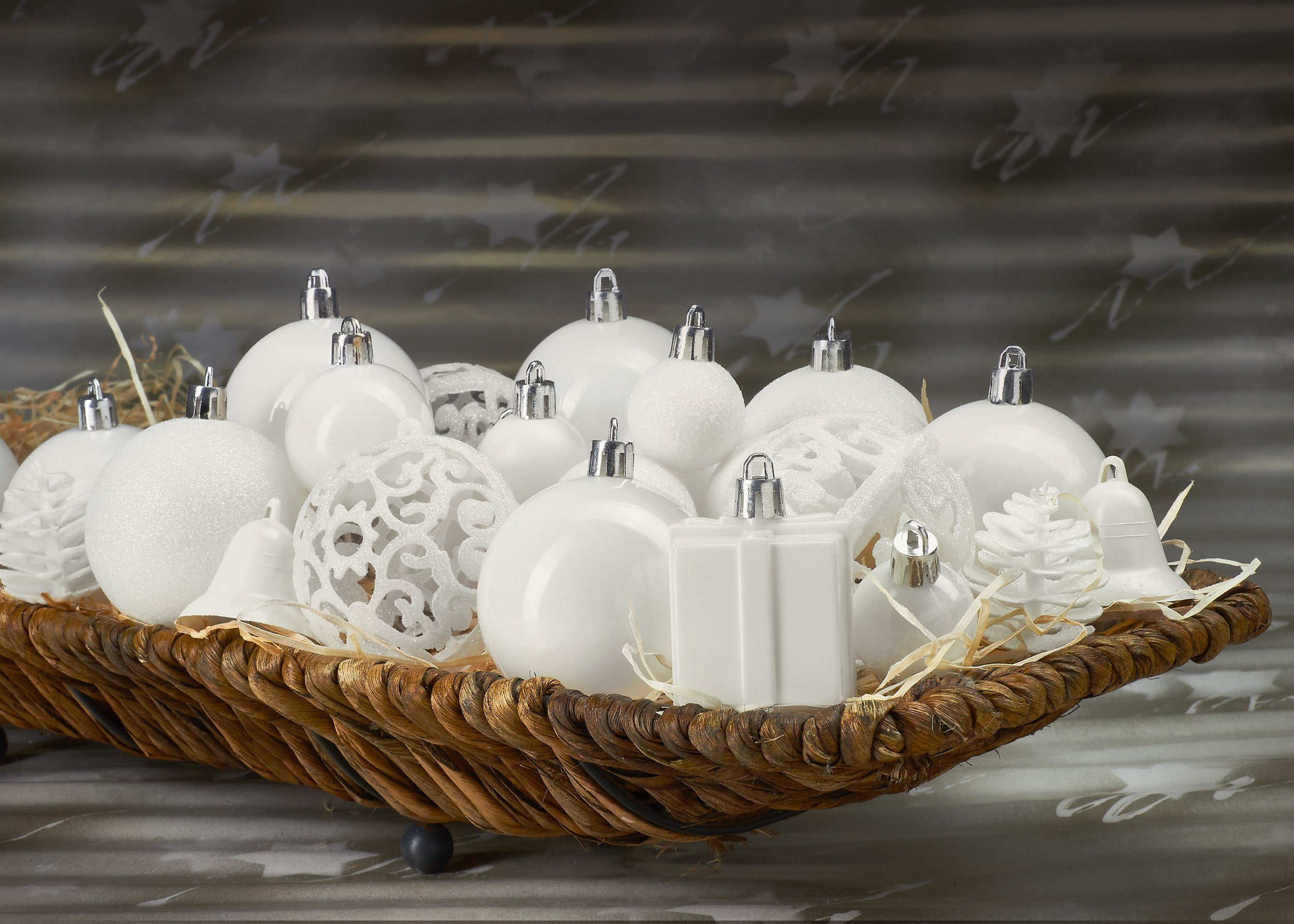 BRUBAKER Weihnachtsbaumkugel 101-teiliges Weihnachtskugel-Set mit Baumspitze, Christbaumschmuck aus Kunststoff, Weihnachtsdekoration edel und robust