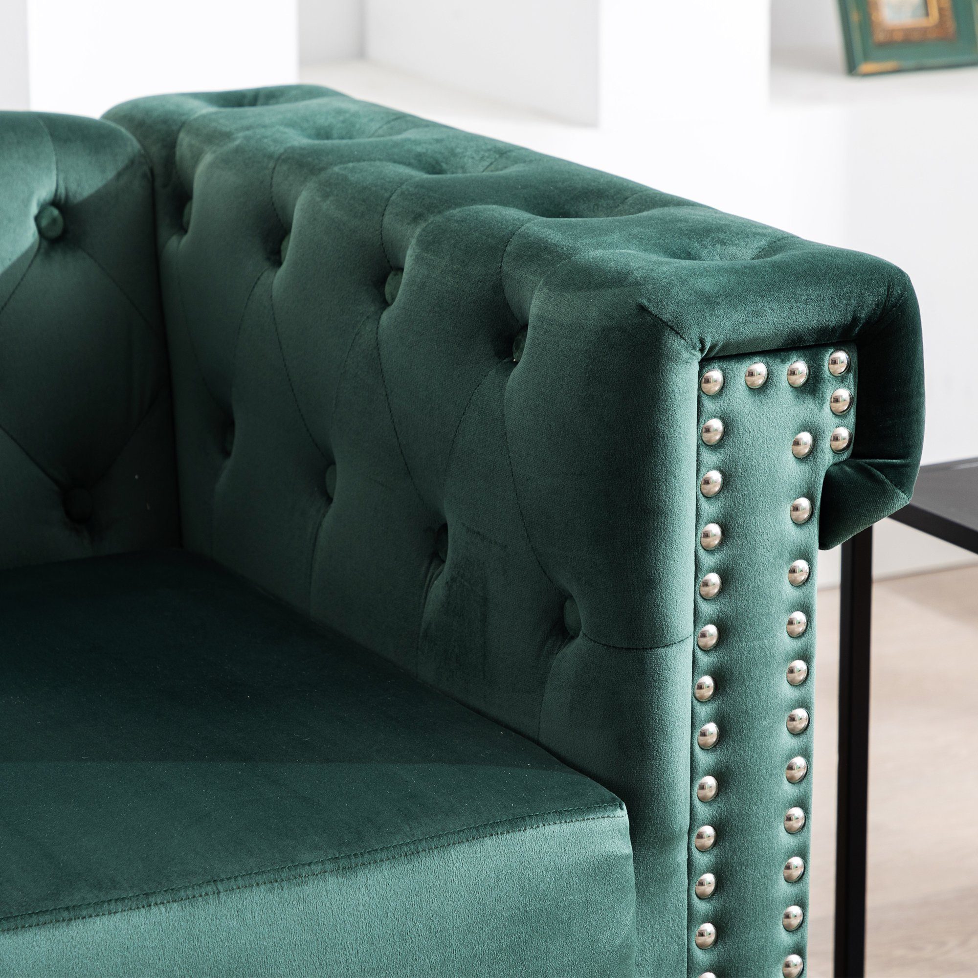 3-Sitzer, mit edler Knopfheftung und typischen Armlehnen, Sofa in Chesterfield-Optik, mit Federkern und Holzfüße, Bezug aus Samt