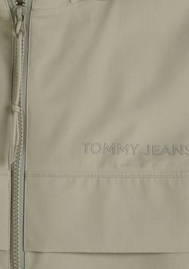 Tommy Jeans Plus Outdoorjacke TJM TECH OUTDOOR CHICAGO EXT mit Logo-Schriftzug auf der Brust