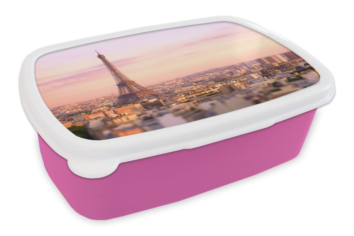MuchoWow Lunchbox Blick über Paris mit dem darüber aufragenden Eiffelturm, Kunststoff, (2-tlg), Brotbox für Erwachsene, Brotdose Kinder, Snackbox, Mädchen, Kunststoff rosa