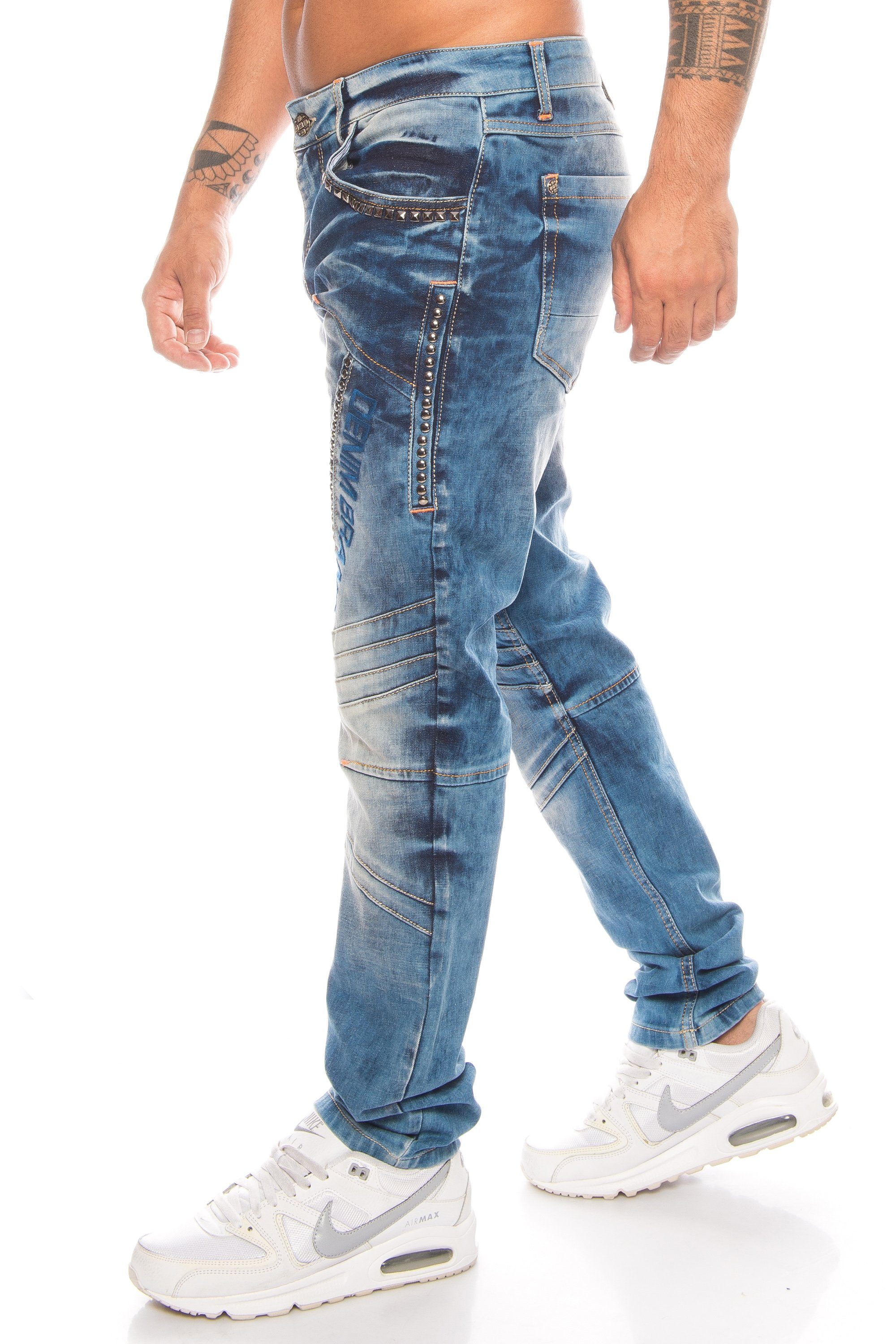 Cipo & Baxx Regular-fit-Jeans Herren Jeans die Extra mit und durch Nietenverzierung Nietenverzierung Hose gewissen Jeans Hose mit Labelschrift dem aufwendiger im