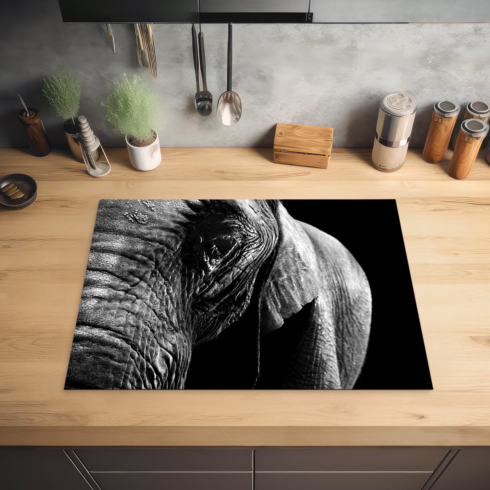 cm, auf Herdblende-/Abdeckplatte nutzbar, eines Vinyl, Arbeitsfläche Nahaufnahme (1 tlg), 70x52 schwarz, Mobile MuchoWow dunklen Elefanten Ceranfeldabdeckung einem Hintergrund -
