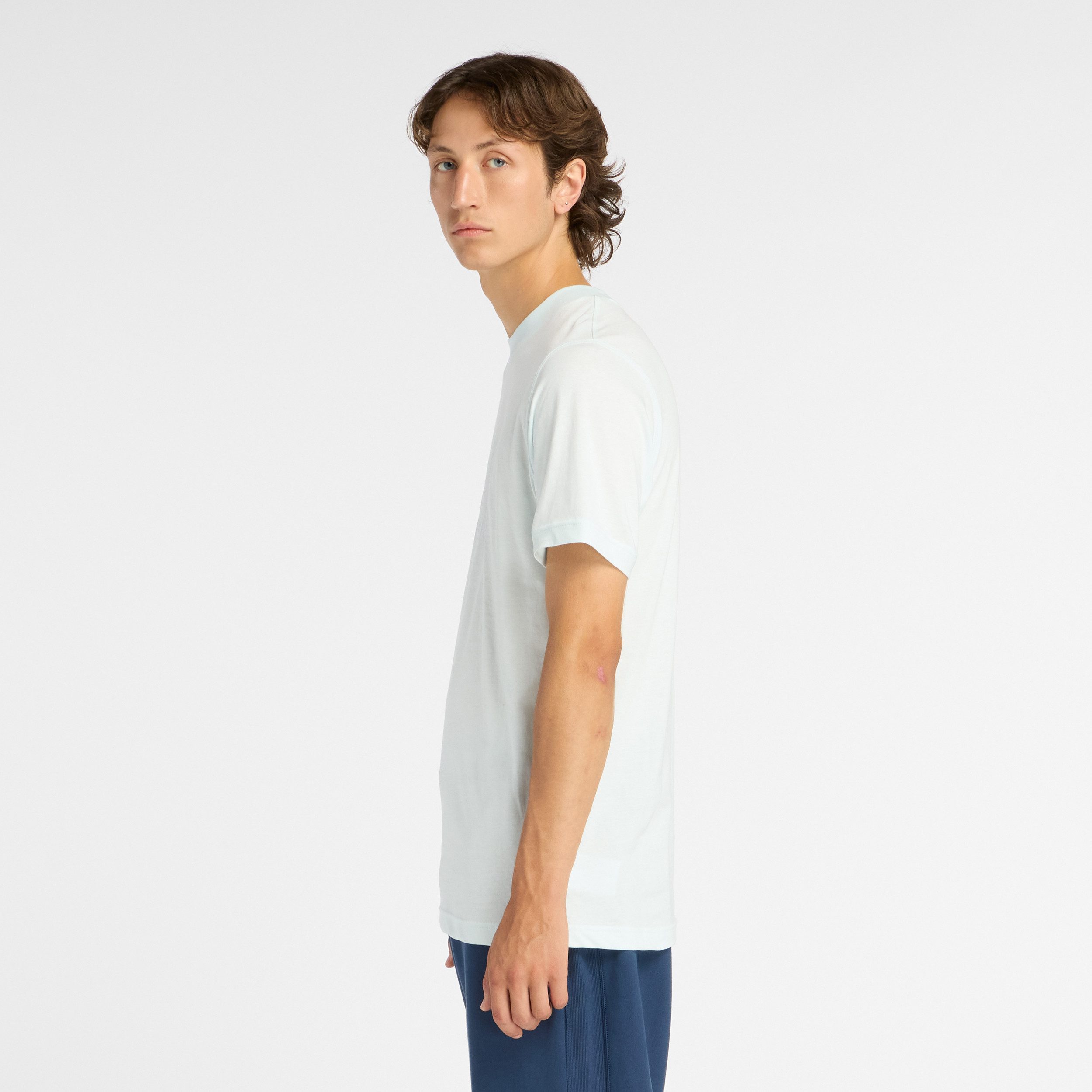 New Balance T-Shirt SPORT ESSENTIALS LOGO T-SHIRT sportliches T-Shirt, Kurzarmdesign, mit Rundhalsausschnitt