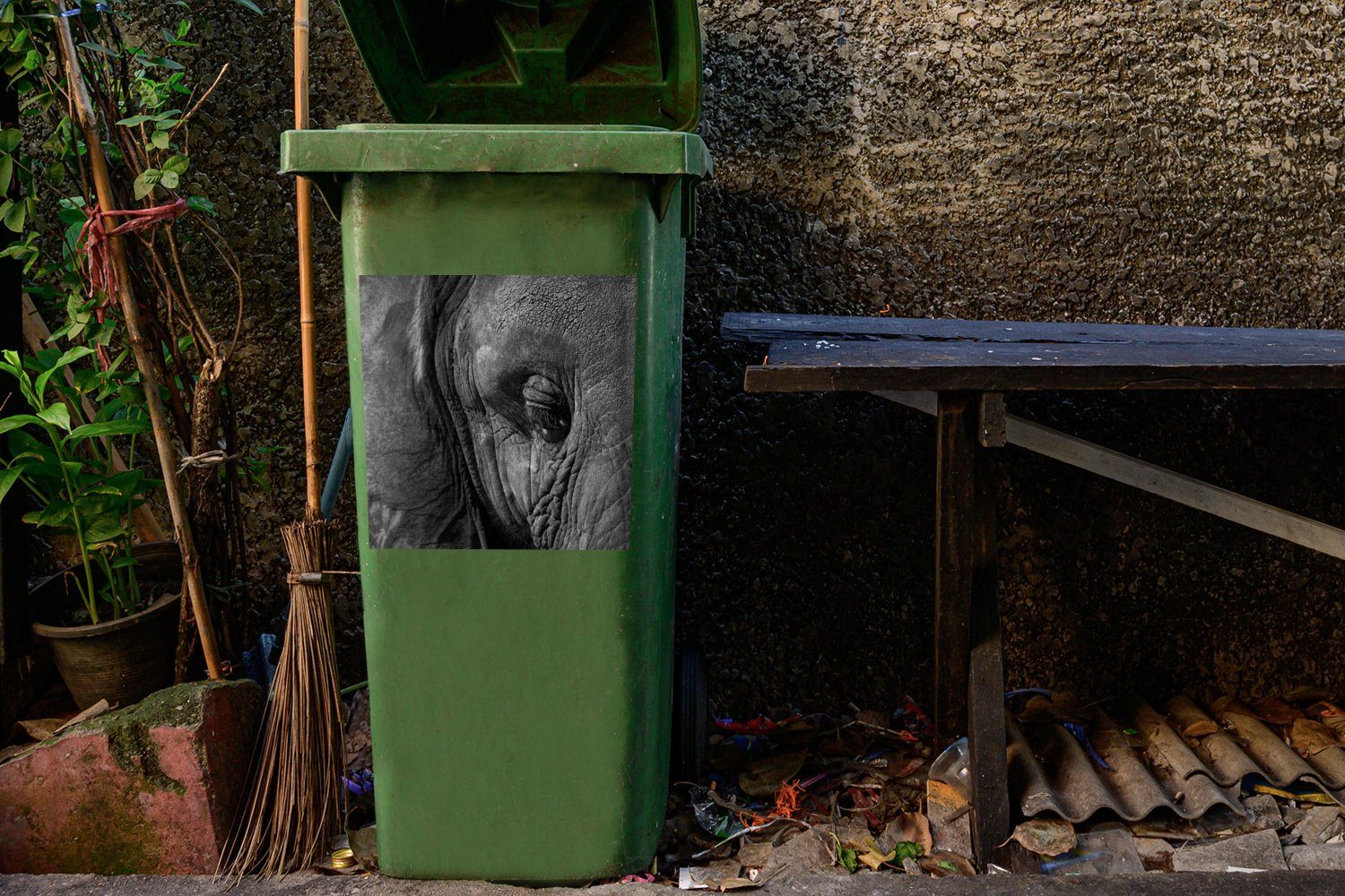 Sticker, (1 Schwarz Tiere Container, Mülleimer-aufkleber, St), Nahaufnahme - Wandsticker - - und Elefant MuchoWow Abfalbehälter weiß Mülltonne,