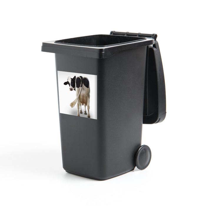 MuchoWow Wandsticker Kuh schaut von hinten in die Kamera auf weißem Hintergrund (1 St) Mülleimer-aufkleber Mülltonne Sticker Container Abfalbehälter