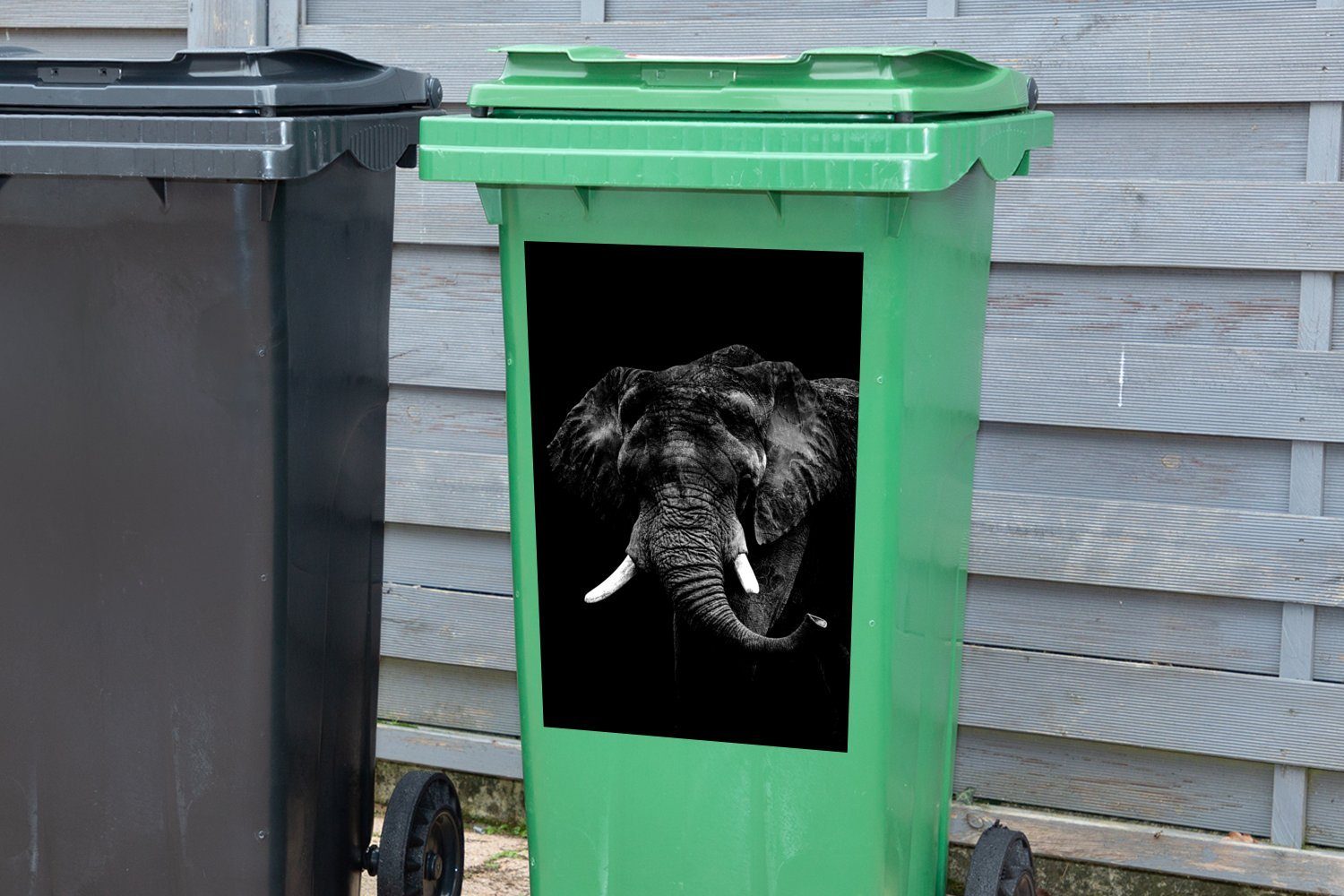 Mülleimer-aufkleber, Wandsticker Mülltonne, Sticker, Container, - vor schwarzem MuchoWow schwarz weiß Abfalbehälter (1 St), und Elefant Hintergrund
