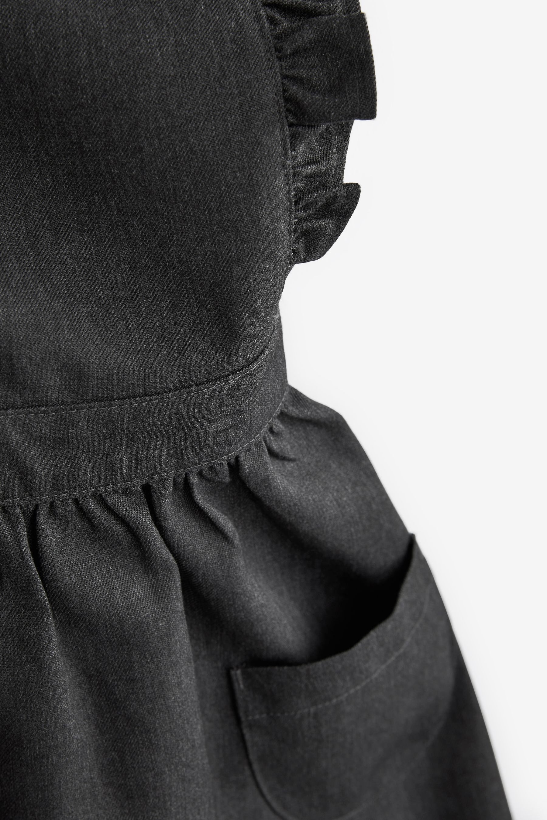 Next Latzkleid Schulkleidung Latzkleid mit Rüschendetail (1-tlg)