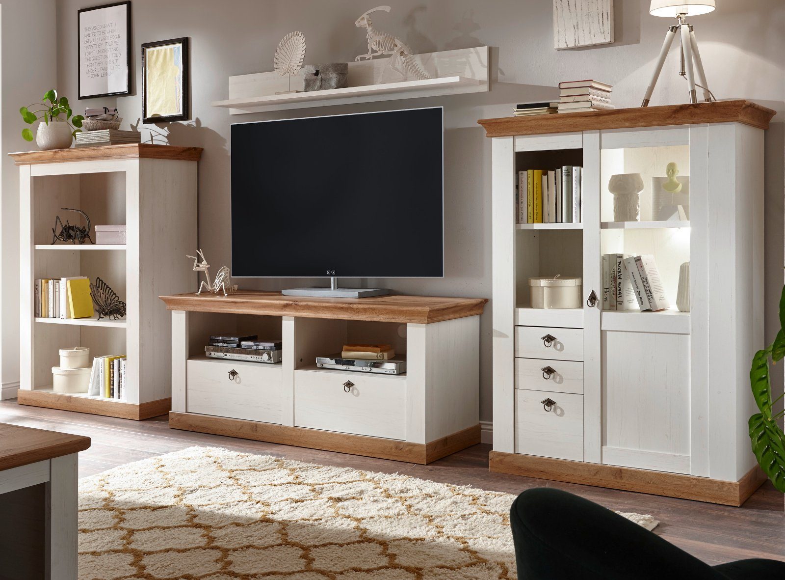 Furn.Design Wohnwand Hemsby, (in Pinie weiß mit Wotan Eiche, Set 4-teilig, ca. 376 x 170 cm), Landhausstil
