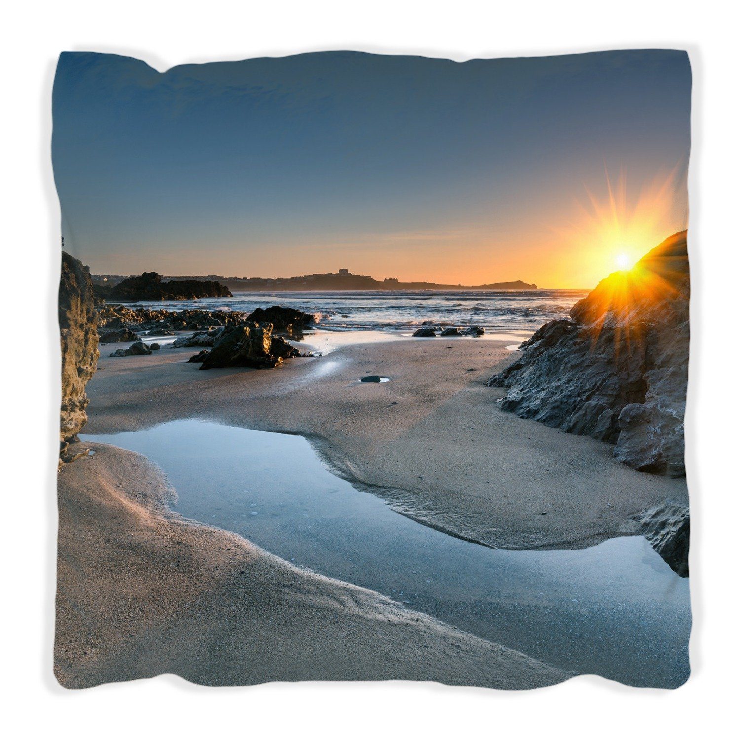 Wallario einem Felsen hinter Strand, Sonnenuntergang Dekokissen handgenäht am