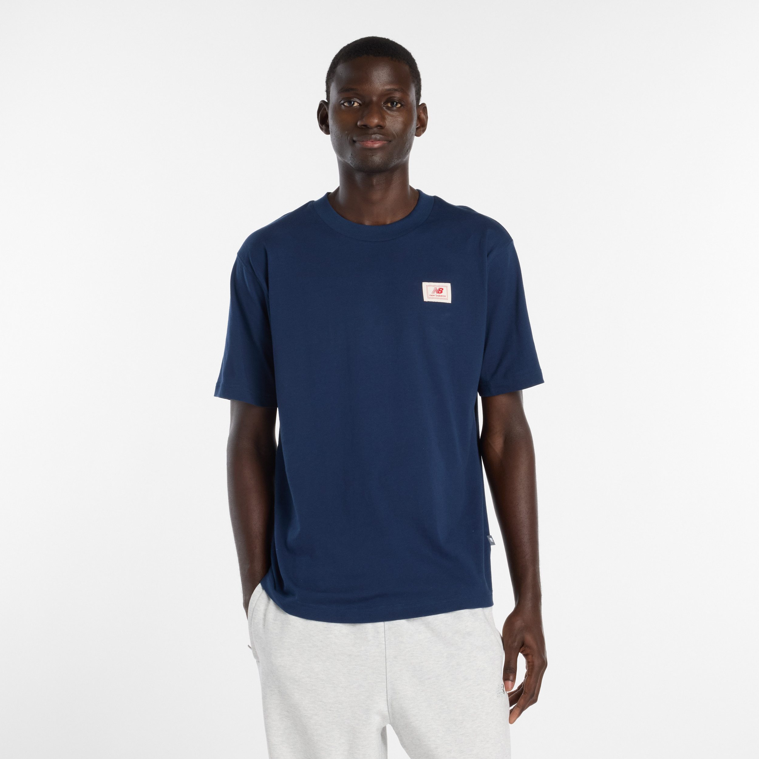 New Balance T-Shirt WOVEN LABEL T-SHIRT für sportliche Aktivitäten und Frei günstig online kaufen