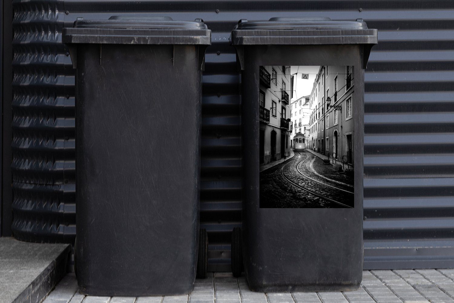Lissabon Alfama MuchoWow Sticker, und - Portugiesisch (1 Straßenbahn Wandsticker Abfalbehälter in St), weiß Container, Mülleimer-aufkleber, schwarz Mülltonne,