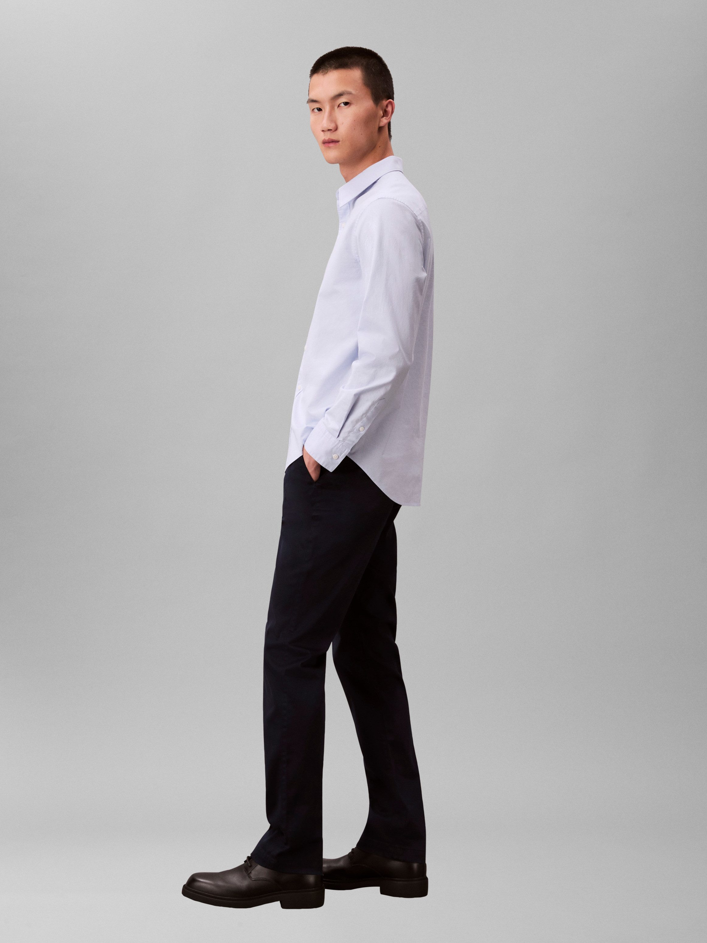 Calvin Klein Jeans Chinohose Mit Gürtelschlaufen – Bild 5 von 5