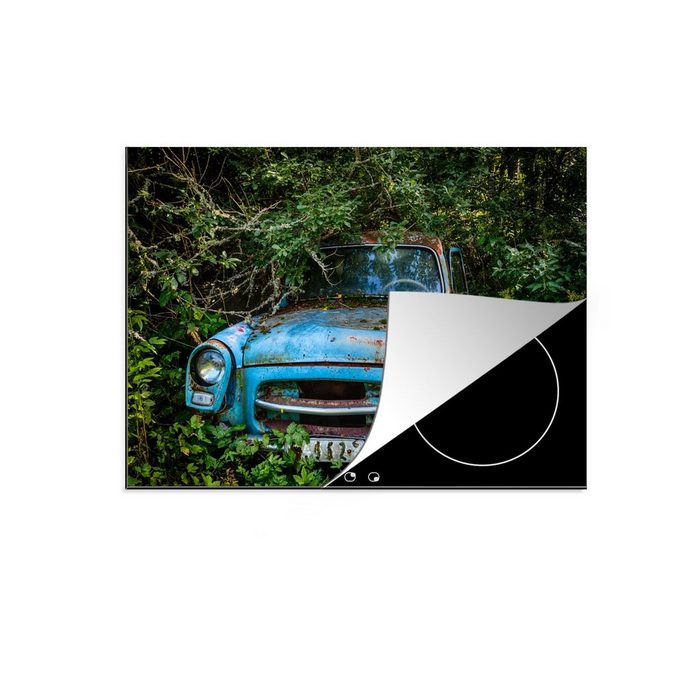 MuchoWow Herdblende-/Abdeckplatte Verlassenes blaues Auto in einem Wald Vinyl (1 tlg) Mobile Arbeitsfläche nutzbar Ceranfeldabdeckung