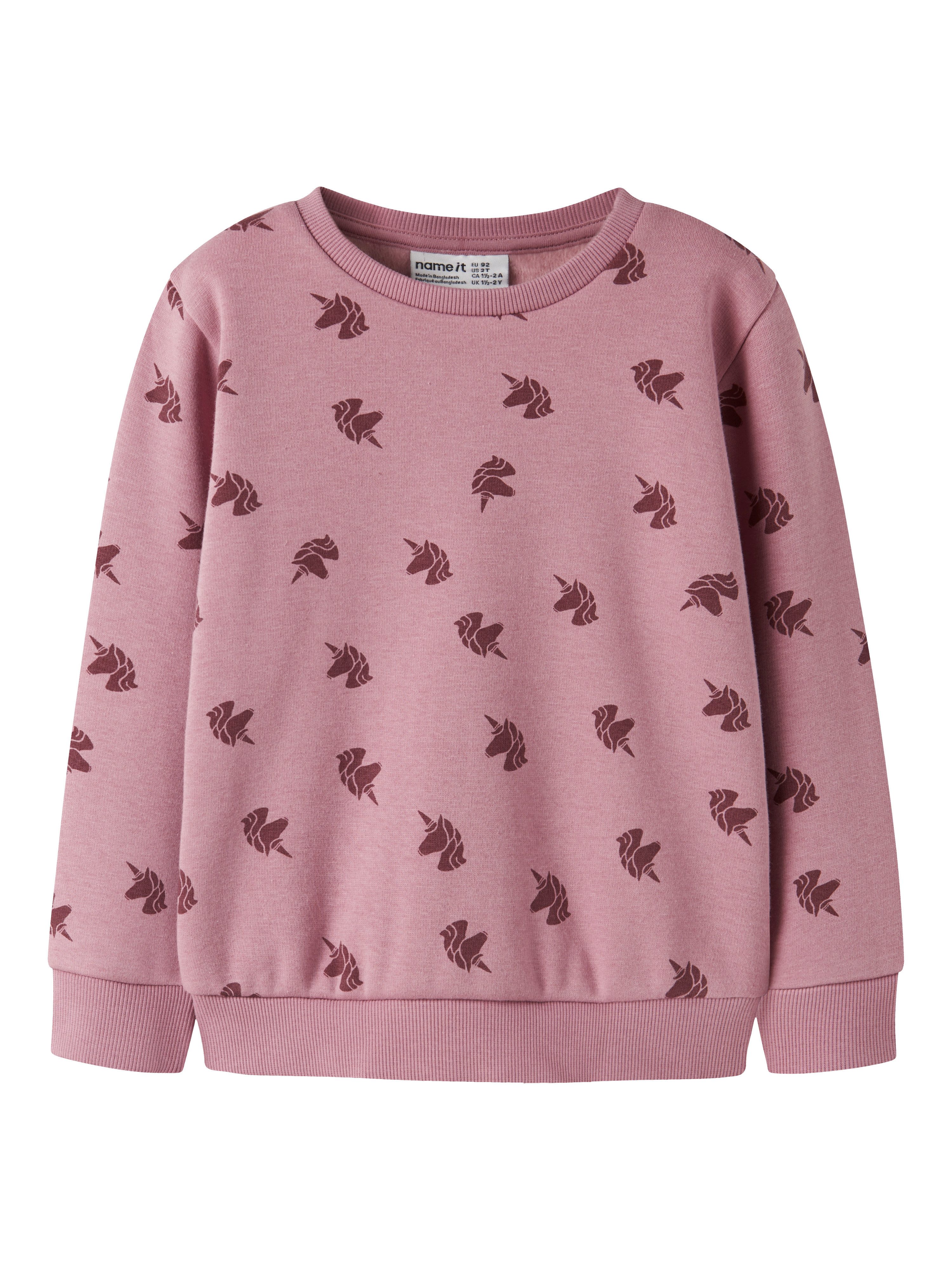 Name It Sweatshirt NMFDAVINA LS SWEAT FLEECE BRU NOOS in klassischer Form und mit tollem Alloverprint