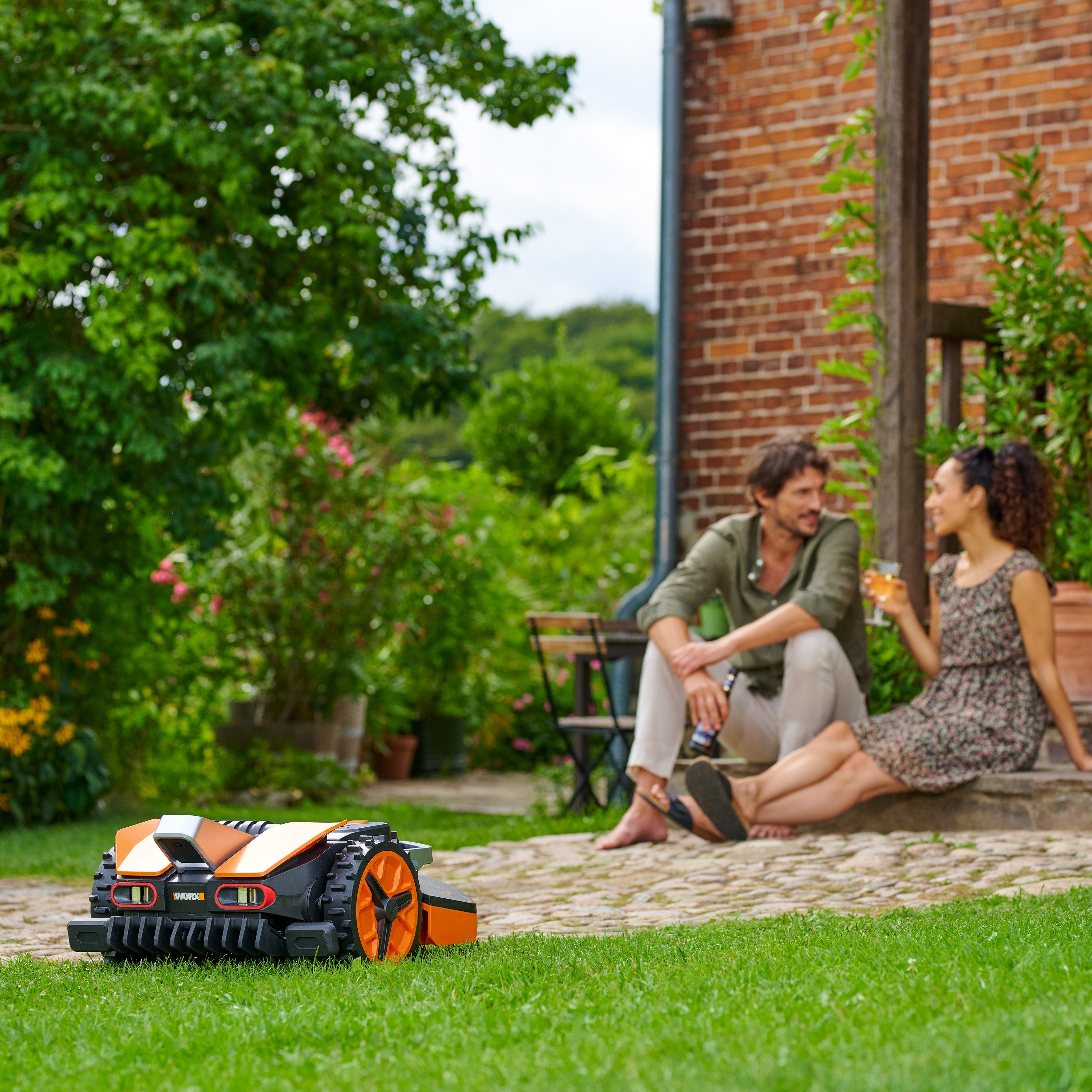 Worx robotic lawnmower M600 Landroid VISION, for lawns up to 600 m², intelligent robotic lawnmower without boundary wire, for gardens up to 600m²