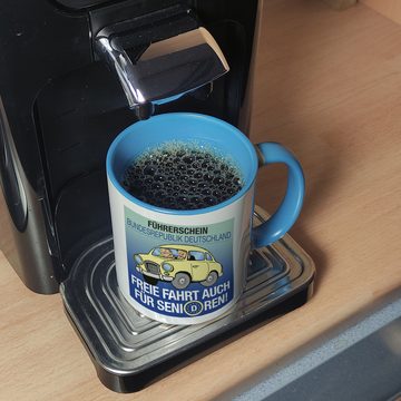 speecheese Tasse Freie Fahrt auch für Senioren Kaffeebecher in hellblau mit Oldtimer
