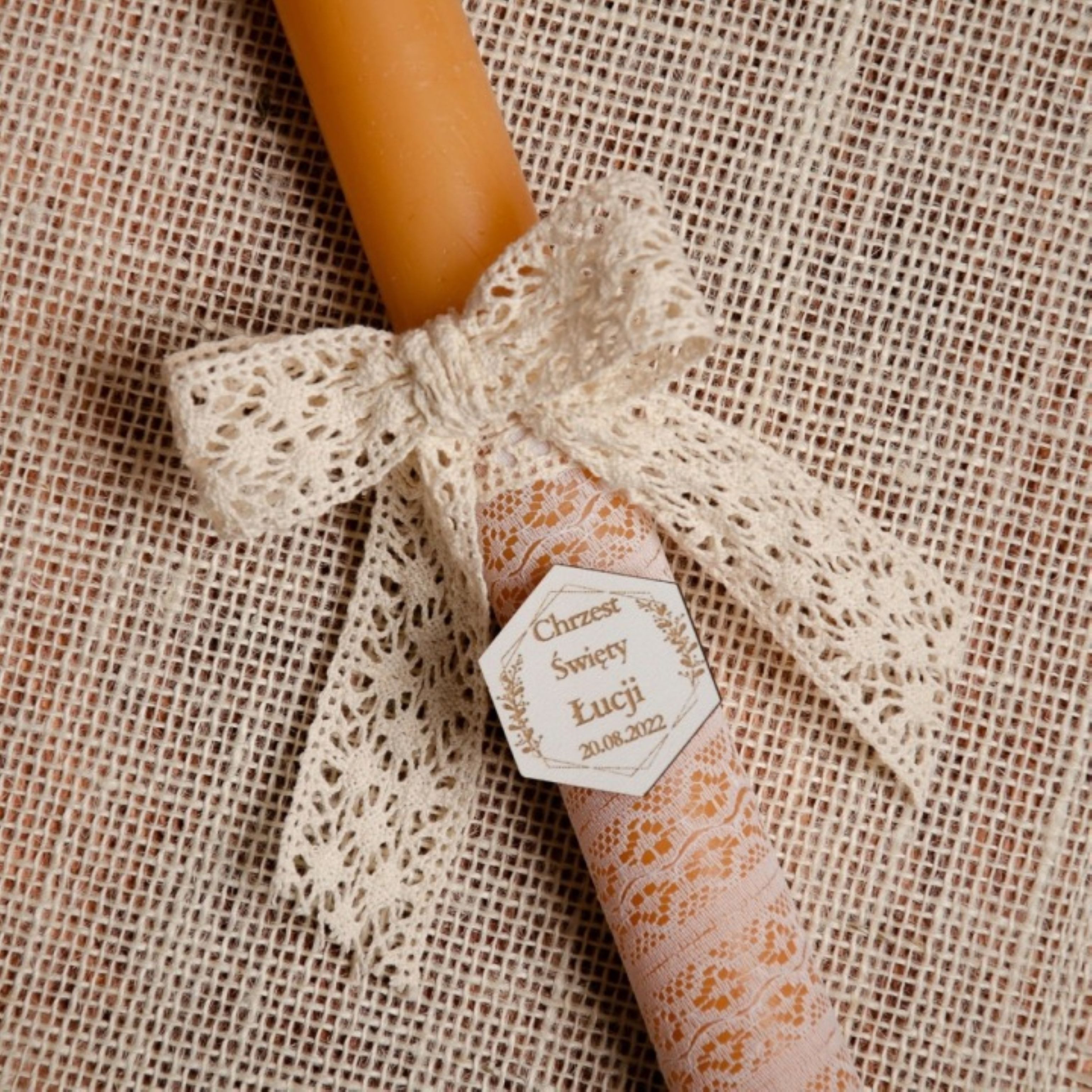 Festivalartikel Rustic-Kerze Boho Taufkerze personalisiert mit Box & Tropfschutz SC-17B (1-tlg)