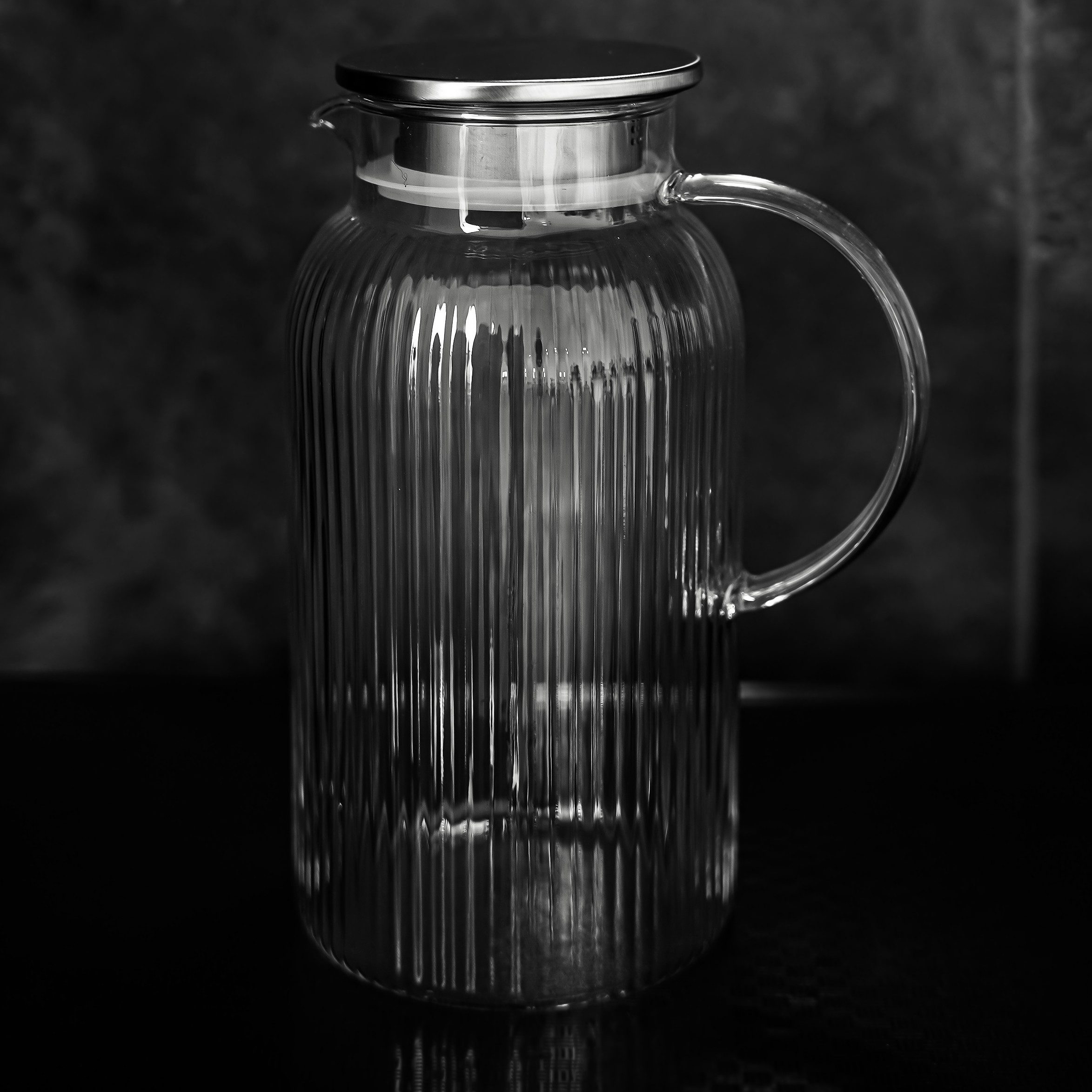 Almina Karaffe "Freya Caraffa" aus hochwertigem Borosilikatglas mit Deckel - 1800ml, (1-tlg) – Bild 5 von 5