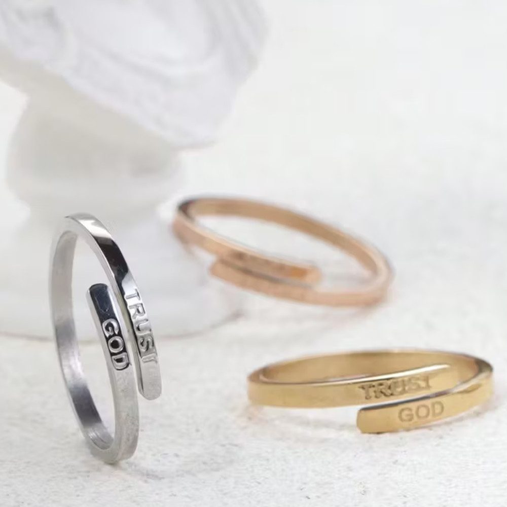 XCOAST Ring mit Gravur TRUST GOD Ring aus Edelstahl – silber & verstellbar günstig online kaufen