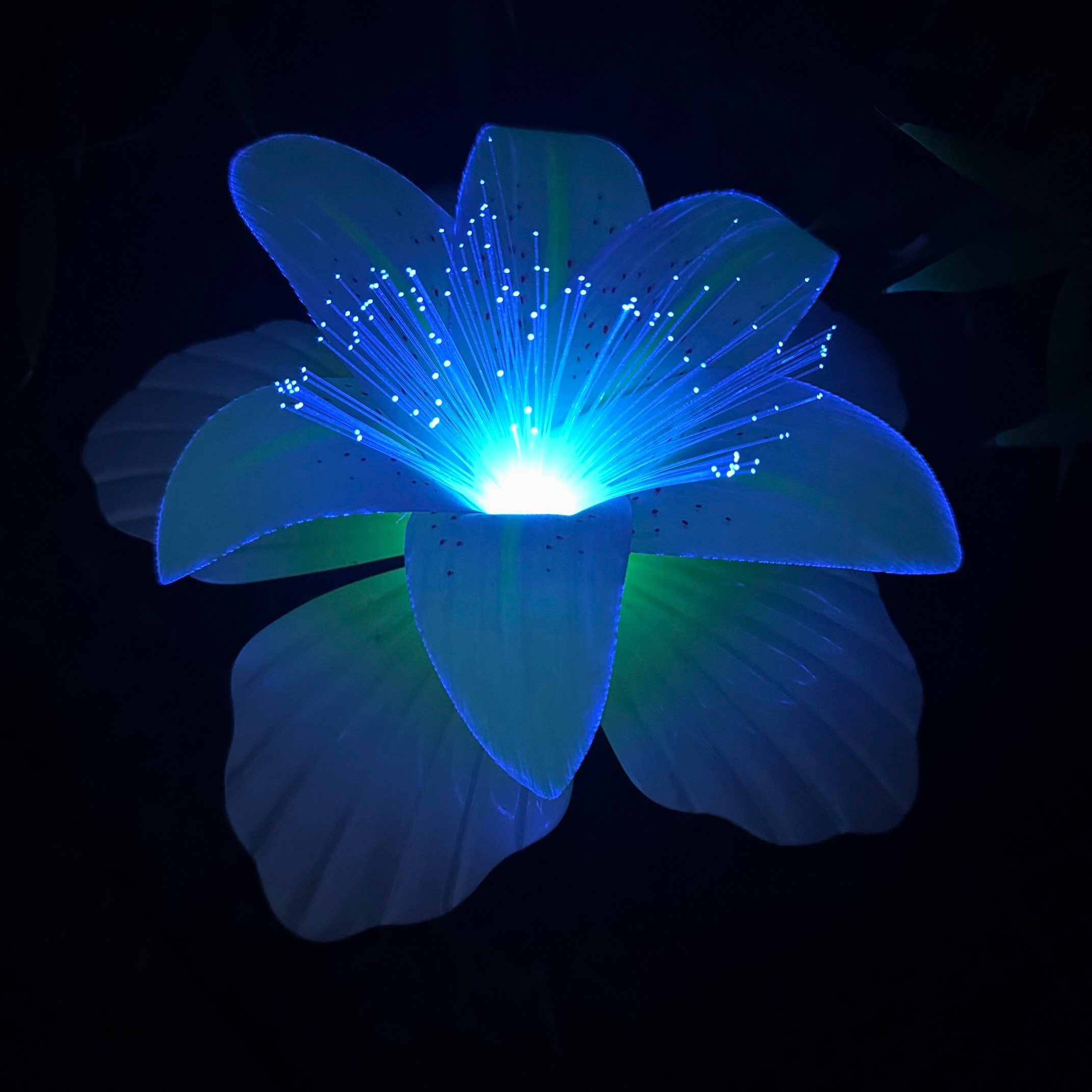 Online-Fuchs Gartenstecker aus Metall - LED Solarleuchte Lilie für außen - Gartendekoration (Warmweiß oder Farbwechsel möglich, Beetstecker) 97 cm groß - Garten – Bild 3 von 5