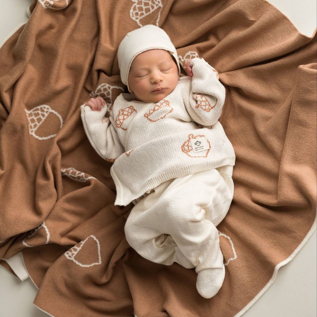 suebidou Neugeborenen-Geschenkset Wunderschönes 4 teil.Set für Neugeborene aus Baumwolle Feinstrick 4 teiliges Set aus Baumwolle weich und bequem