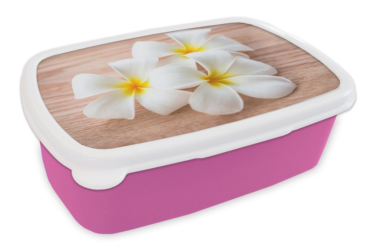 MuchoWow Lunchbox Weiße Plumeria-Blüten auf einem Holztisch, Kunststoff, (2-tlg), Brotbox für Erwachsene, Brotdose Kinder, Snackbox, Mädchen, Kunststoff rosa