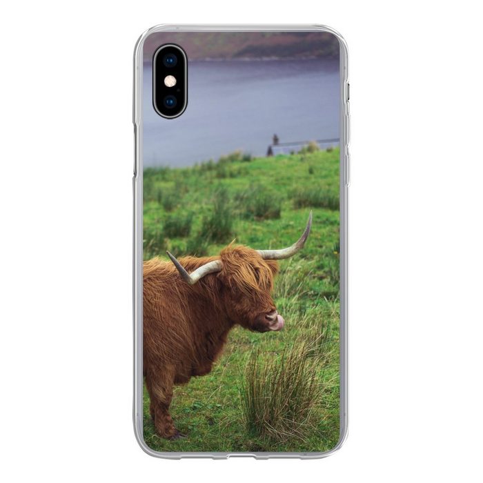MuchoWow Handyhülle Schottische Highlander - Gras - Wasser - Tiere Handyhülle Apple iPhone Xs Smartphone-Bumper Print Handy