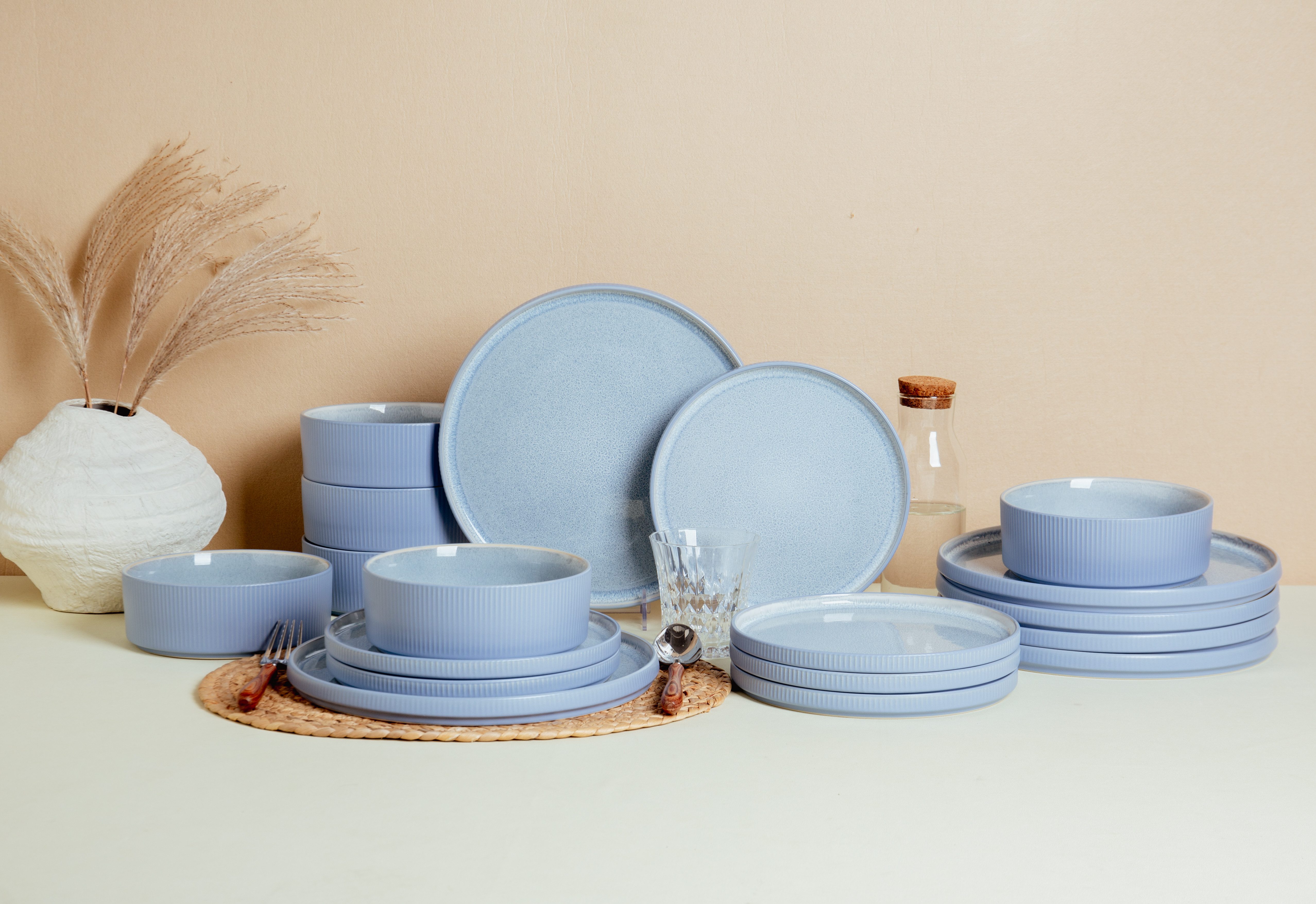 OTTO home Geschirr-Set Ylvii, außen matt, innen reaktiv glasiert (18-tlg), 6 Personen, Steinzeug, Riffeloptik, spülmaschinenfest und mikrowellengeeignet