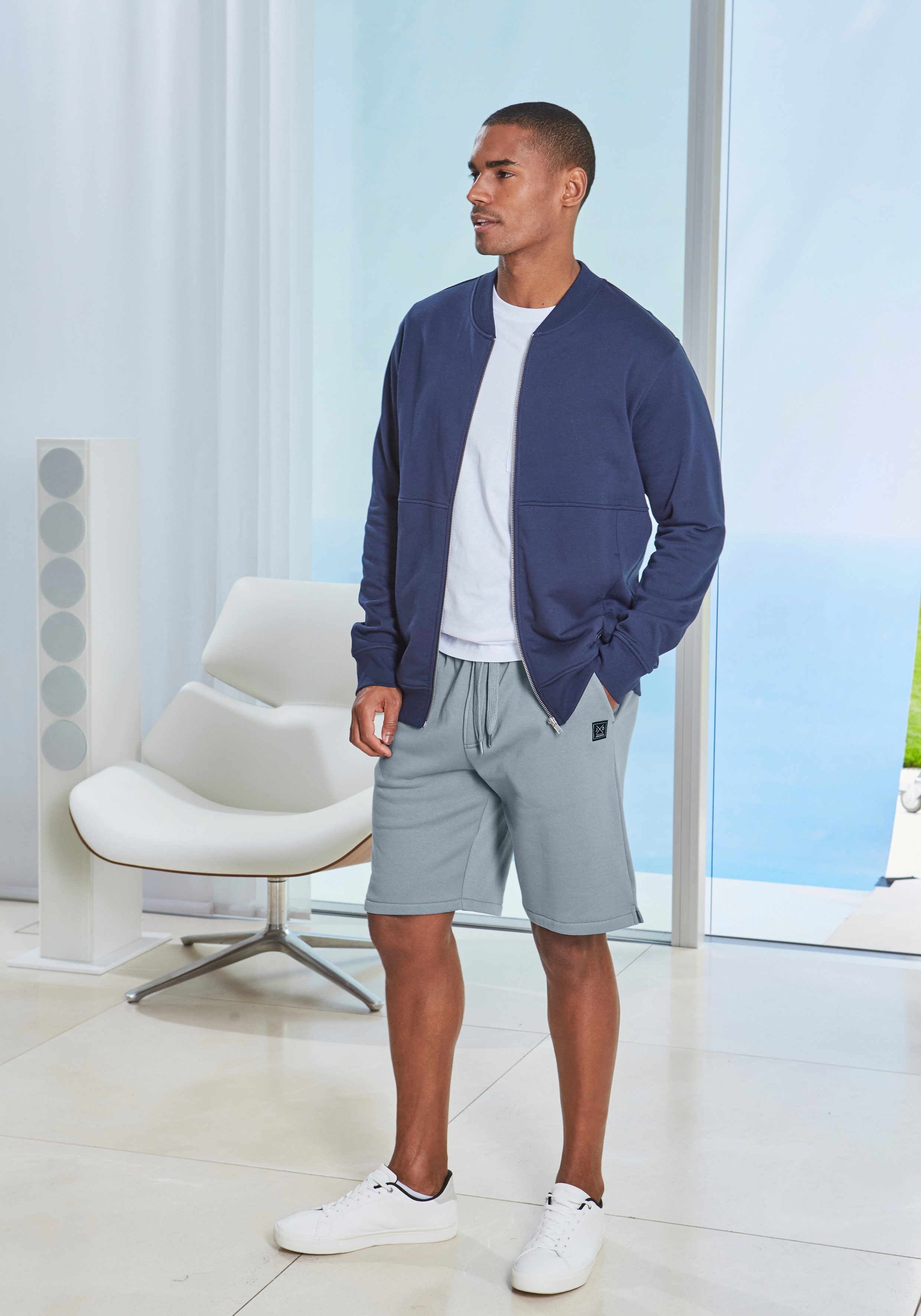 Sweatjacke mit modischer Teilungsnaht