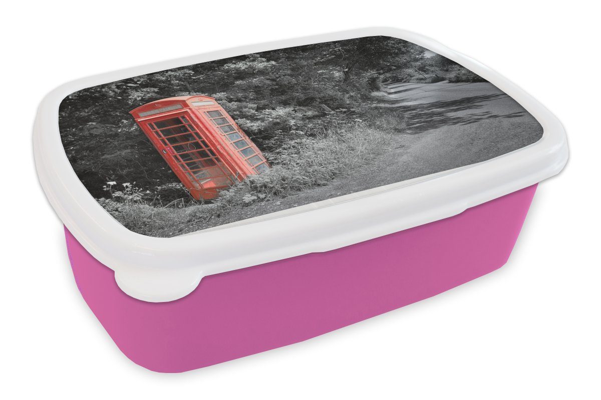MuchoWow Lunchbox Schwarz-Weiß-Foto einer roten und britischen Telefonzelle im, Kunststoff, (2-tlg), Brotbox für Erwachsene, Brotdose Kinder, Snackbox, Mädchen, Kunststoff rosa