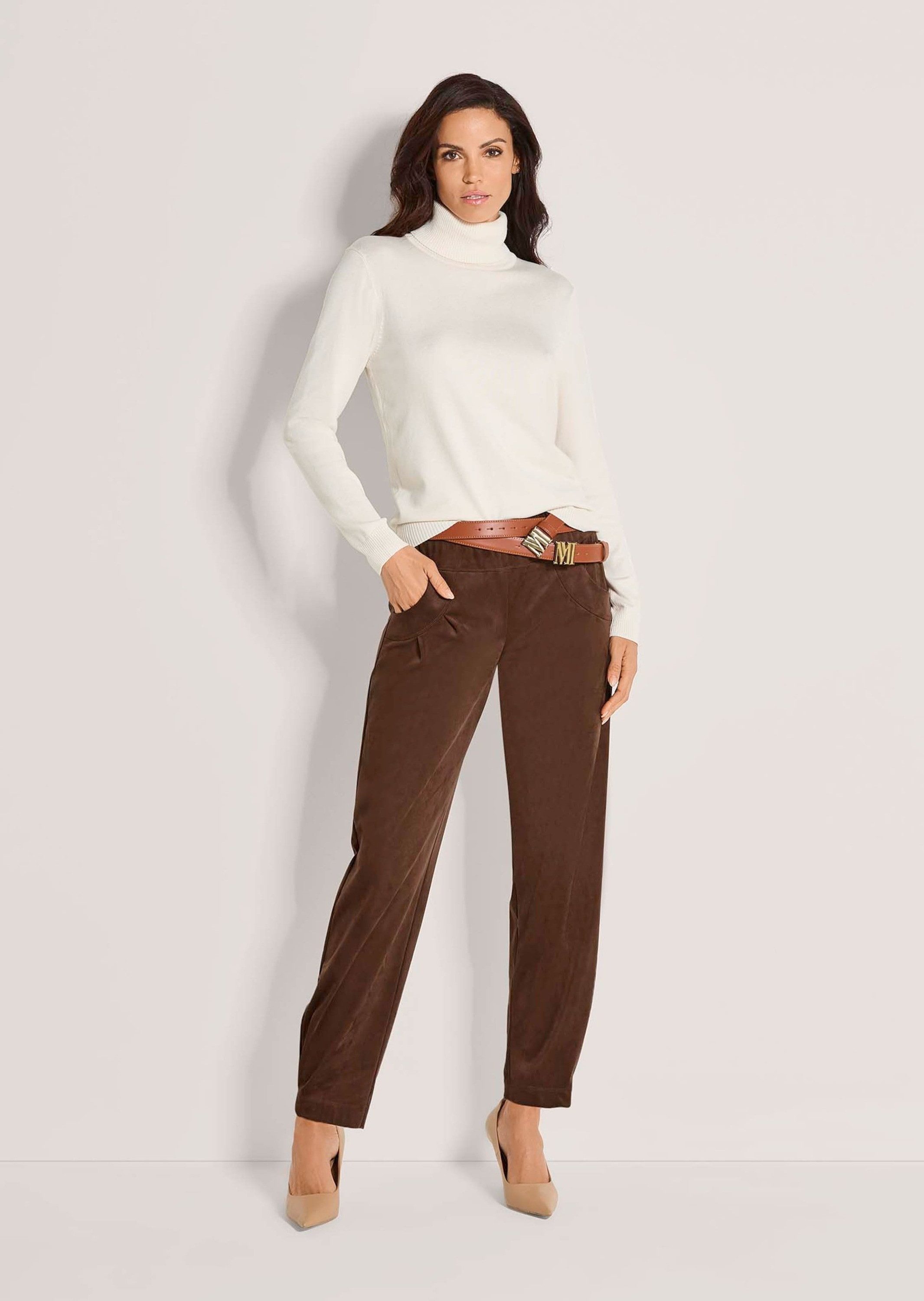 MADELEINE Stoffhose Barrel-Leg-Schlupfhose aus Peachskin Elastischer Bund, weite O-Form & Velours-Optik