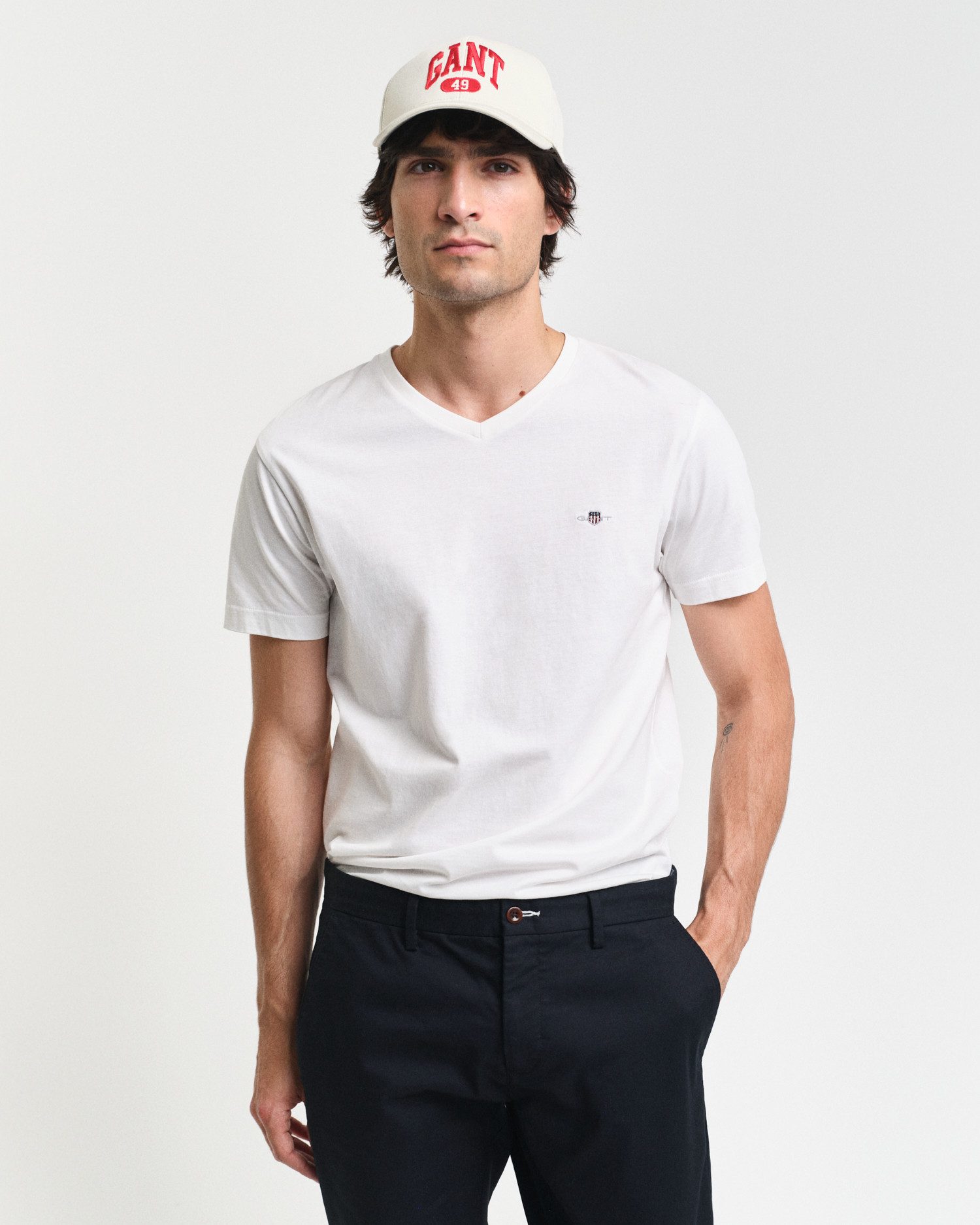 Gant T-Shirt SLIM SHIELD V-NECK T-SHIRT mit einer kleinen Logostickerei auf der Brust