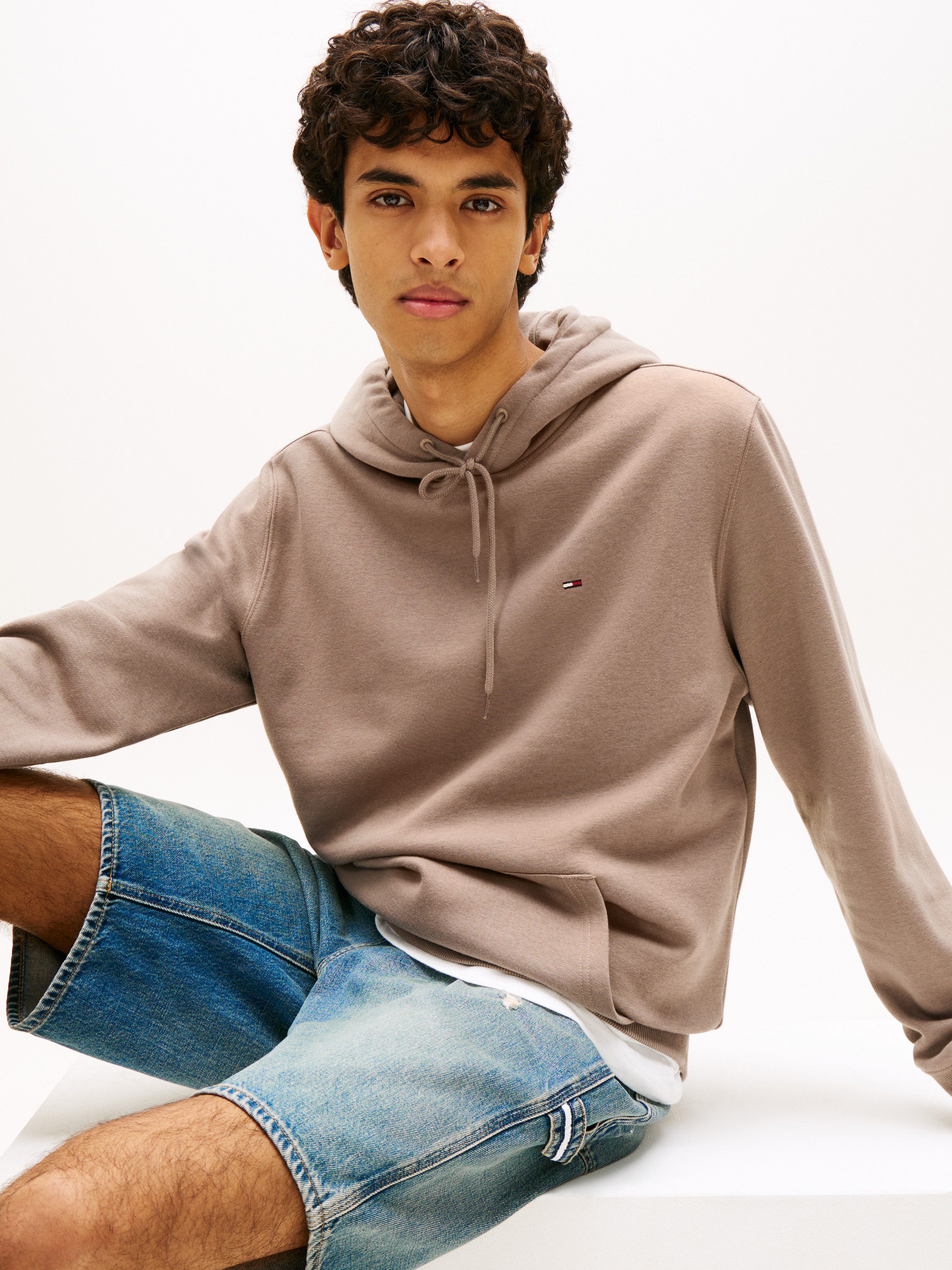 Tommy Jeans Hoodie TJM REGULAR FLAG mit bestickten Markenlogo auf Brusthöhe