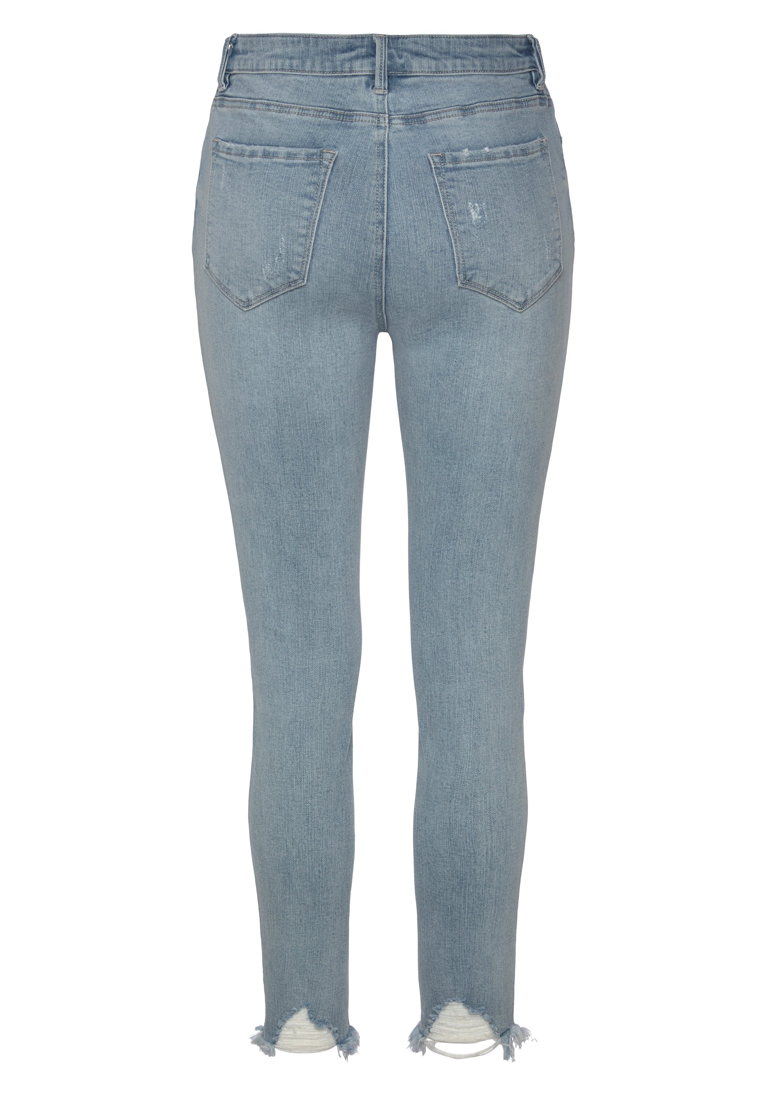 Beinabschluss ausgefranstem blue-washed Destroyed-Jeans mit Buffalo