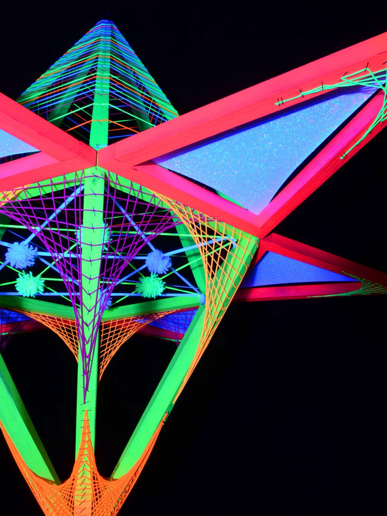 Schwarzlicht UV-aktiv, 3D Schwarzlicht Dekoobjekt leuchtet "Neon Flower" Dreiecken Sechseck mit 1,30m, PSYWORK StringArt unter