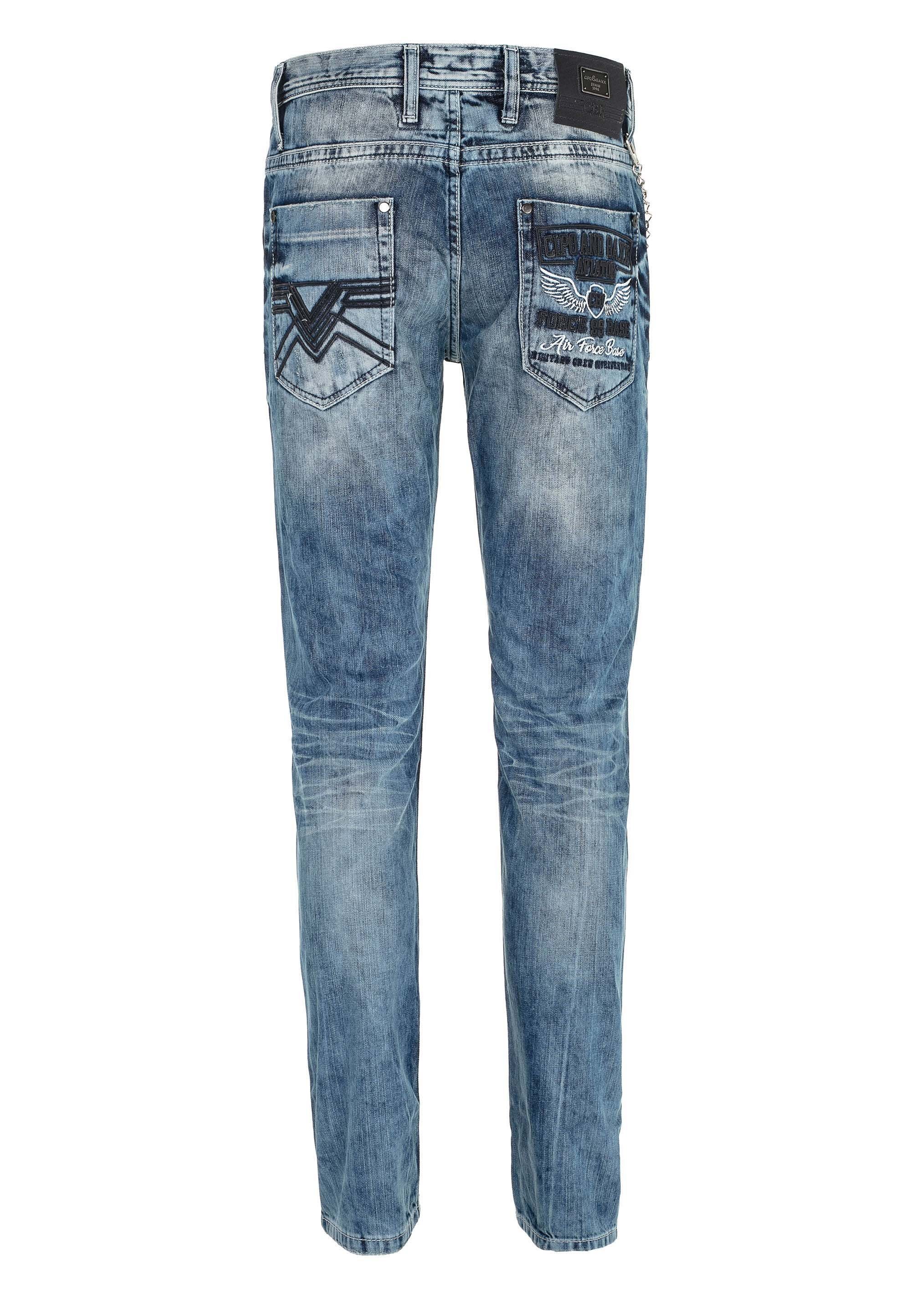 Cipo & Baxx Bequeme Jeans modischen Fit Straight mit in Stickereien