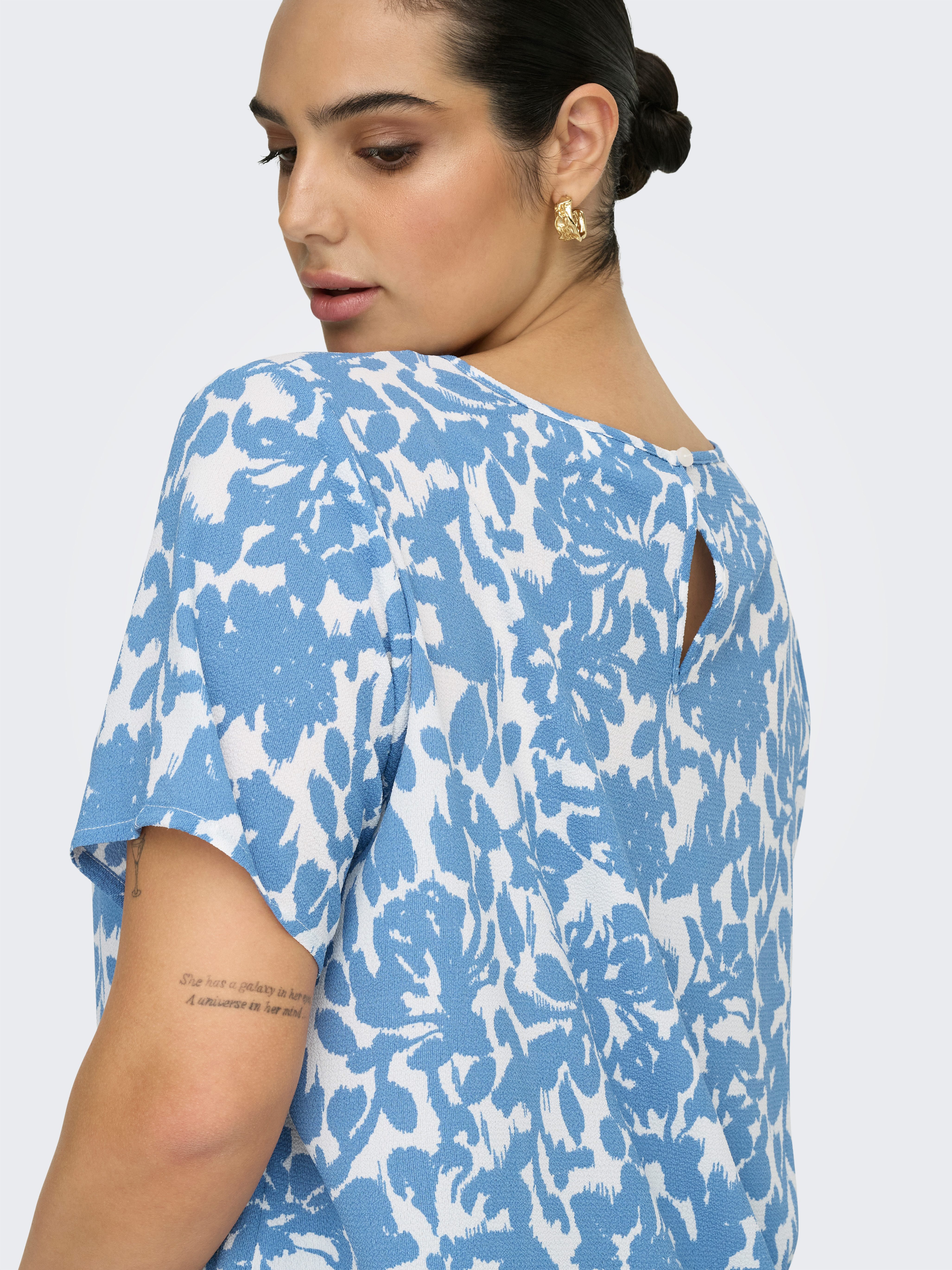 ONLY CARMAKOMA Shirtbluse CARVICA SS TOP WVN NOOS Materialmix, regular fit – Bild 4 von 5
