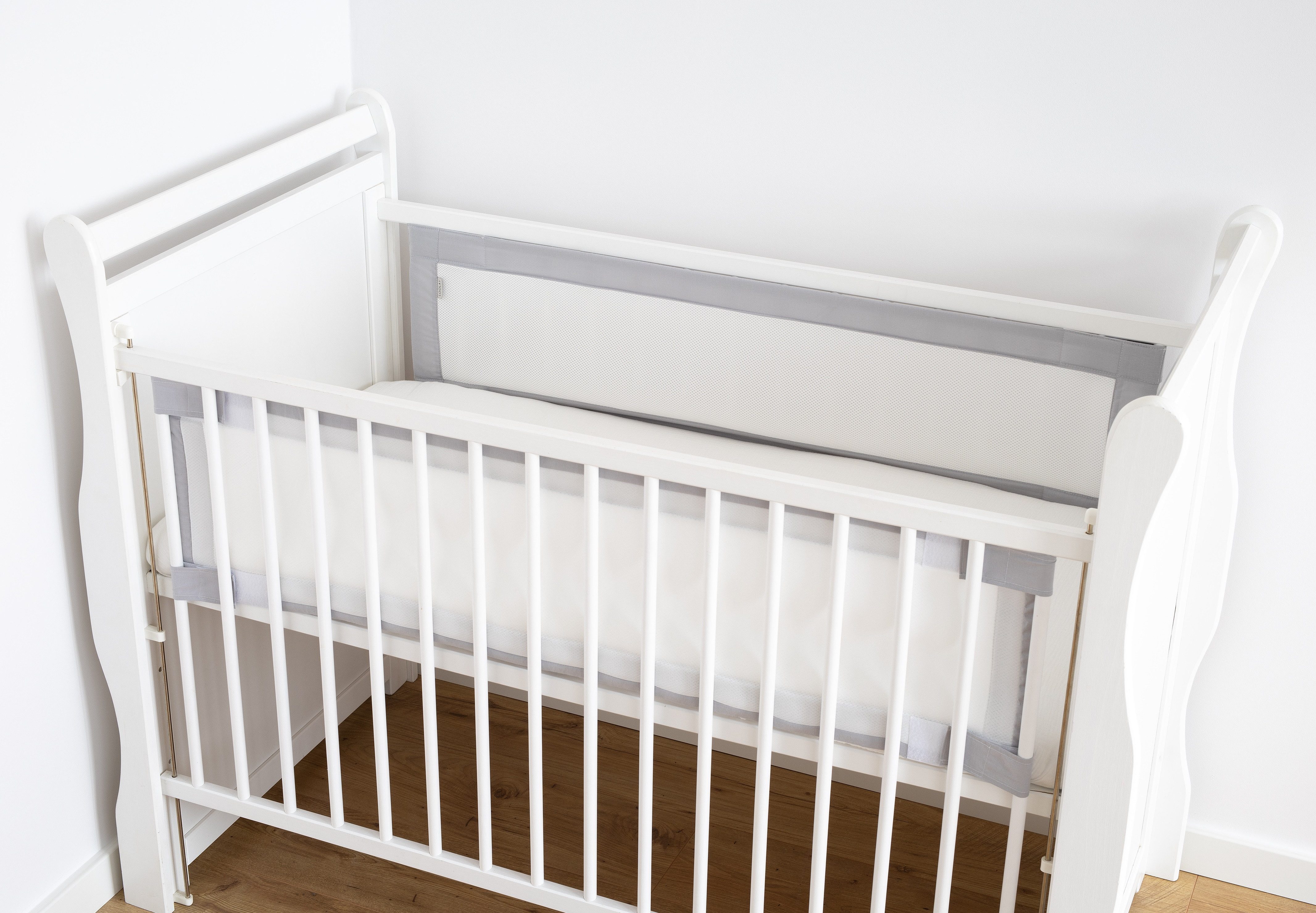 Loolay Bettnestchen GRAU/WEIß Mesh Bettumrandung atmungsaktiv für 120x60 140x70 Babybett, (luftdurchlässig, formstabil, elegant Netz Bett Schutz, 2-tlg. Babybett Umrandung aus 5 mm Mesh mit Klettverschluss), Scandi Look und Neutral Style fürs Kinderzimmer