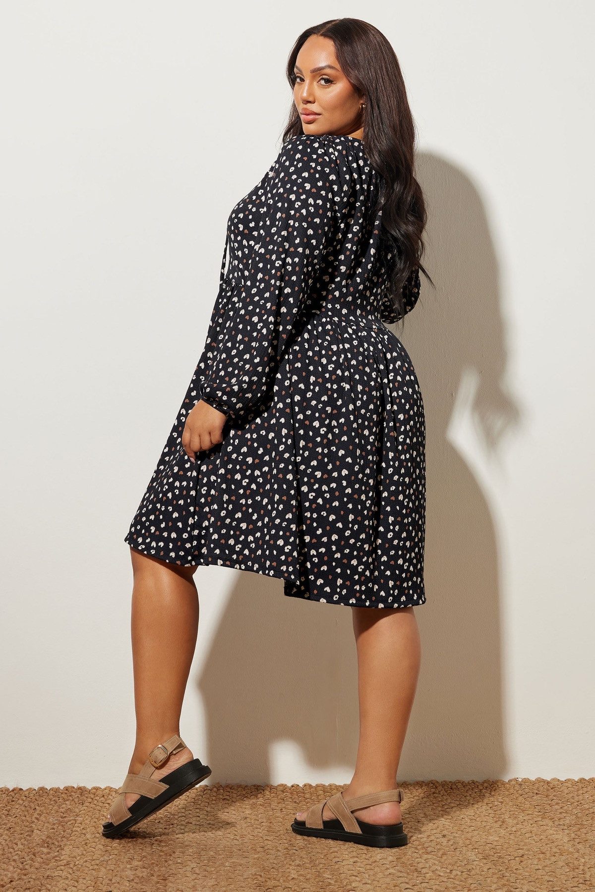 Stil Diva Minikleid Minikleid aus Crinkle-Stoff mit V-Ausschnitt und langen Ärmeln in Über