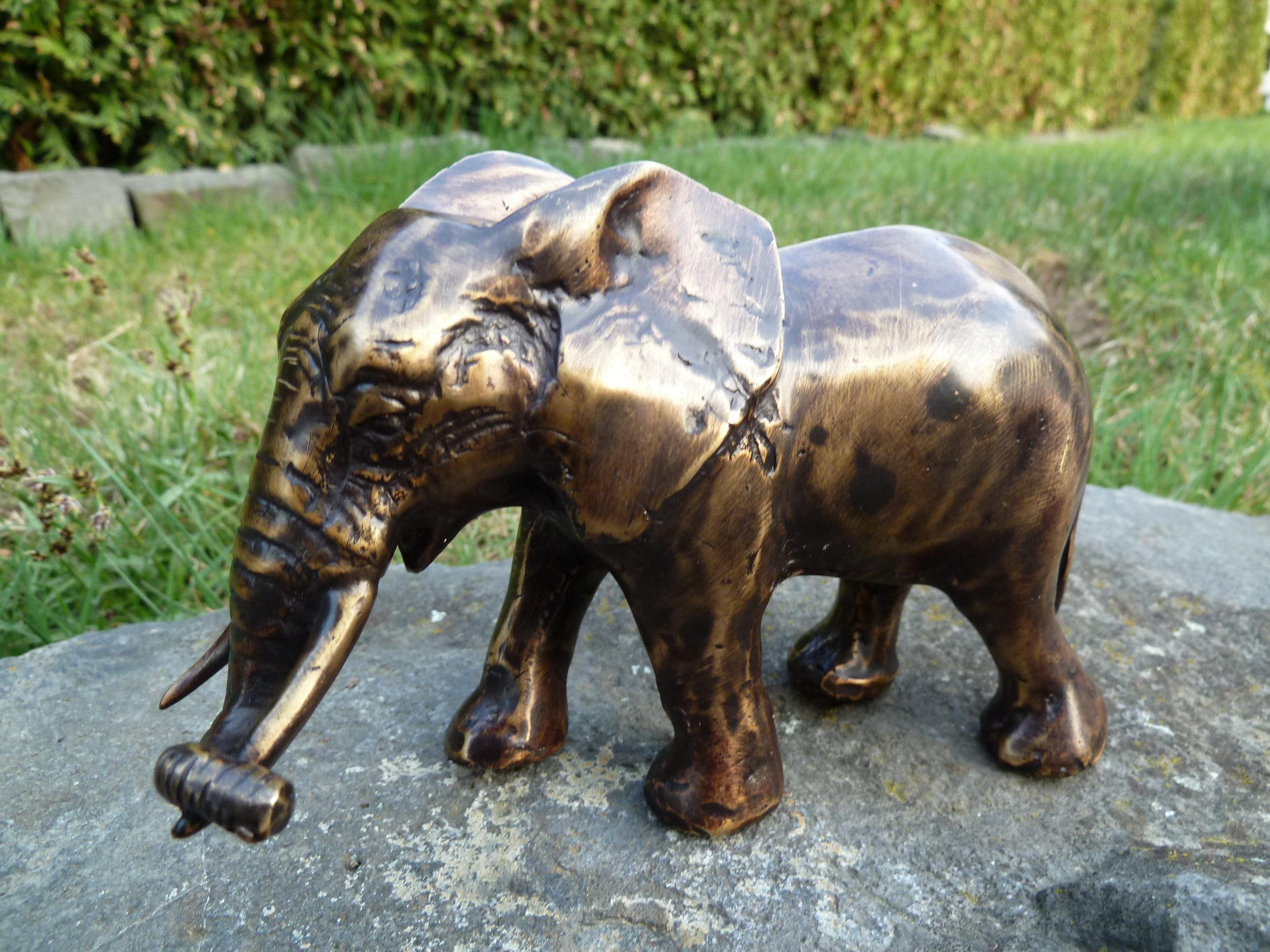 Bronze-Skulptur IDYL Elefant Rüssel Dekofigur auf IDYL Stoßzahn