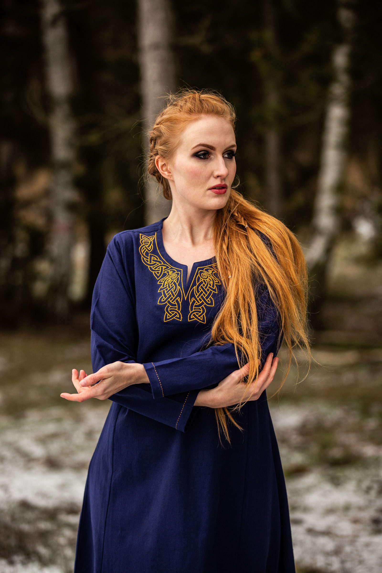Leonardo Carbone Wikinger-Kostüm Kleid "Aslaug" mit Stickerei am Ausschnitt, kunstvolle Stickerei, weiche Baumwolle