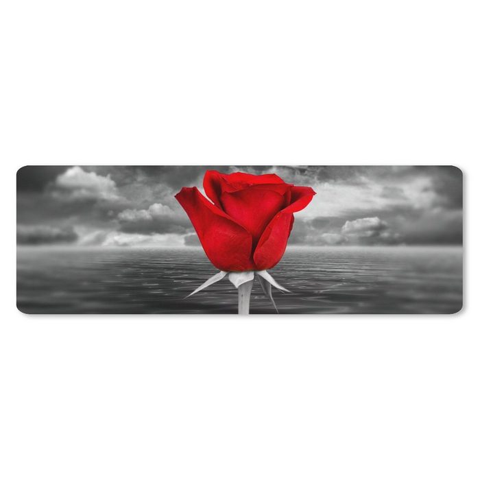 MuchoWow Gaming Mauspad Schwarz-Weiß-Fotografie einer roten Rose vor einem Meer und einem (1-St) Gaming Büro Mousepad 90x30 cm XXL Großes Mausunterlage
