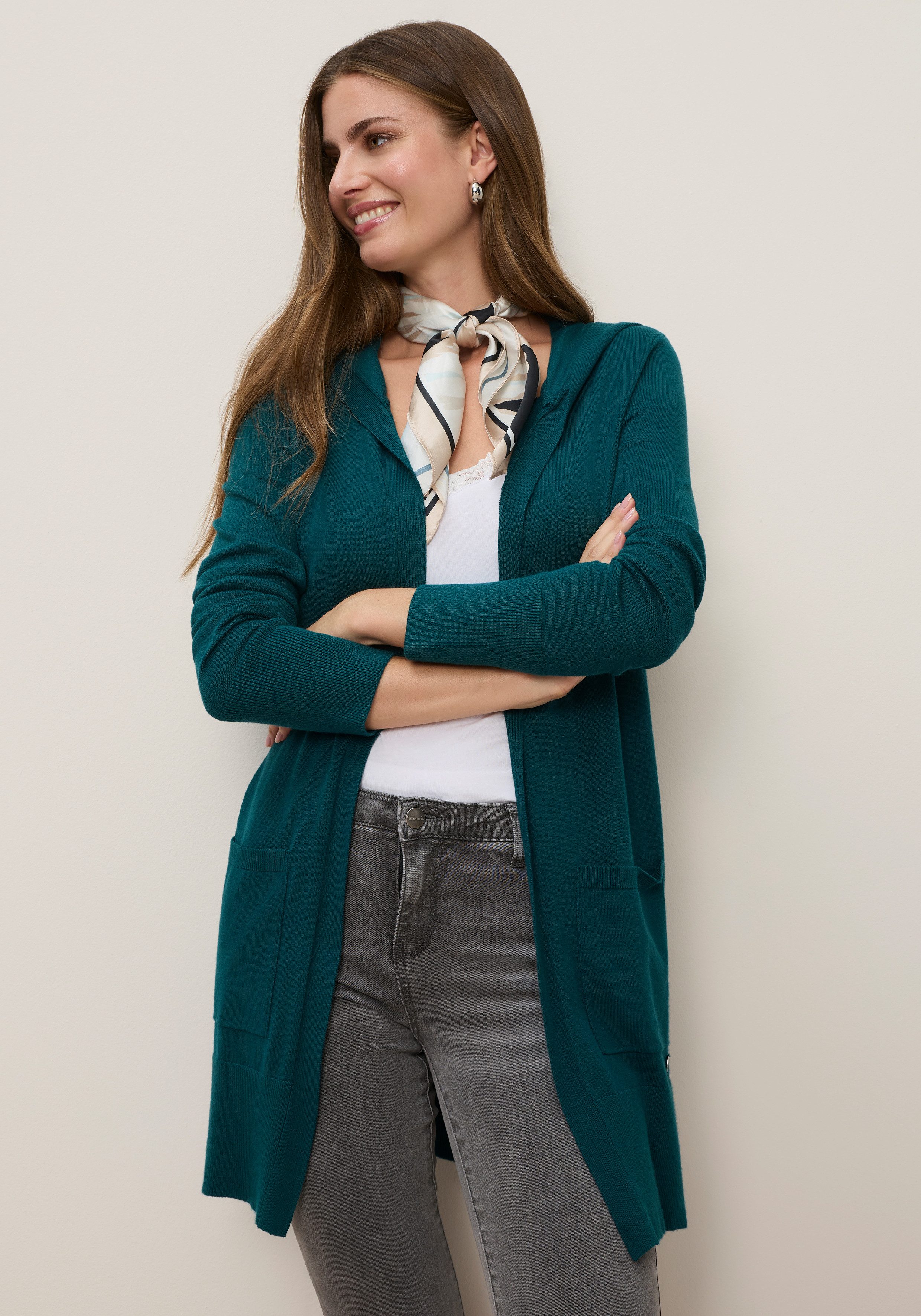 Tamaris Strickjacke aus weicher Viskosemischung mit Kapuze, aus angenehmer Viskosemischung. € 59,99, (€ 59,99 pro 1 Stk).
