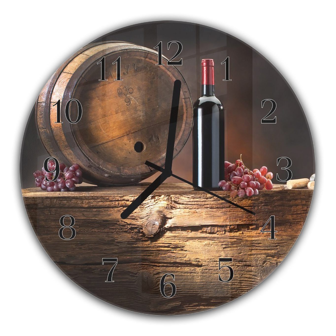 Primedeco Wanduhr Wanduhr aus Glas mit Motiv Rotweinflasche neben Weinfass - Rund mit Durchmesser 30 cm und Quarzuhrwerk | Wanduhren
