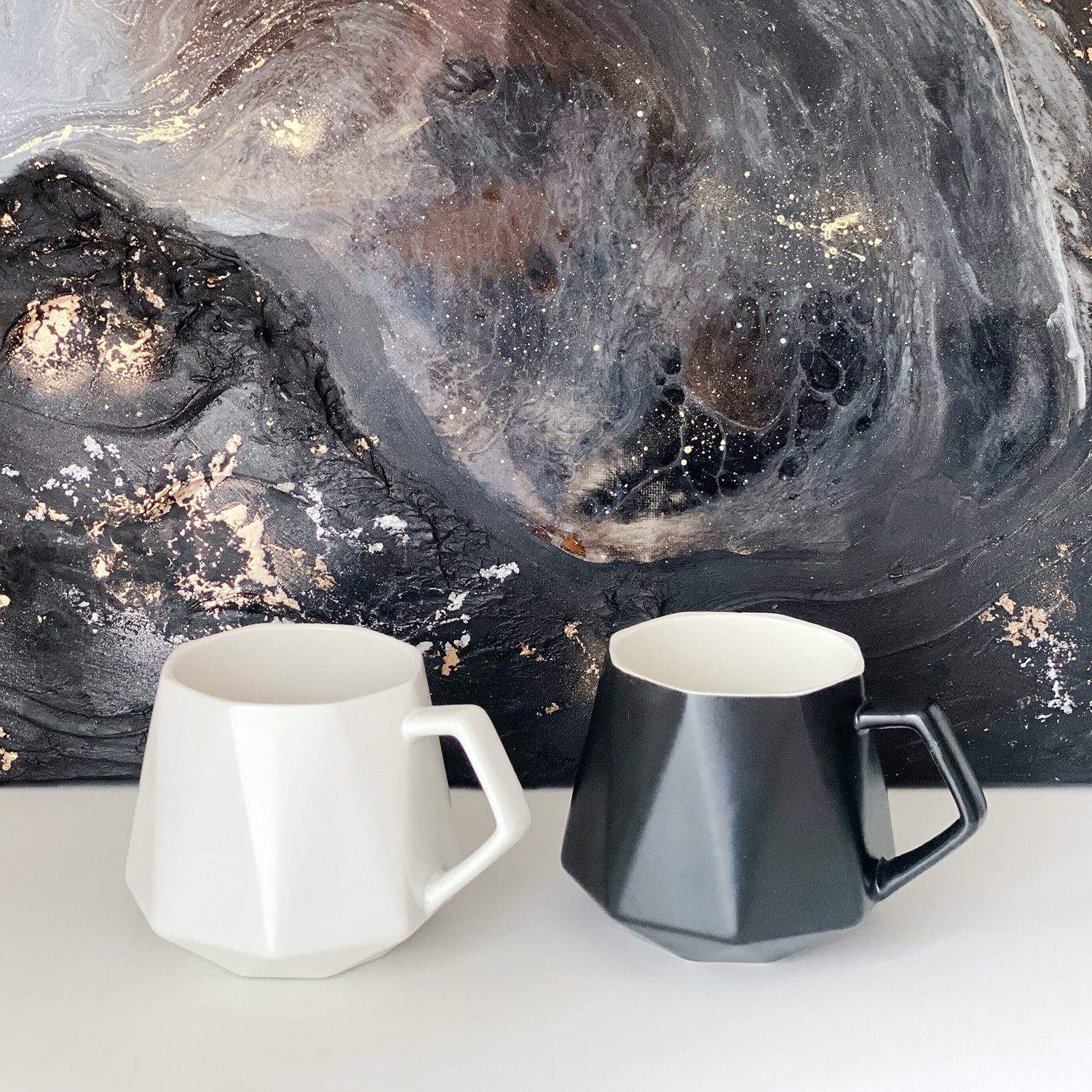 Intirilife Tasse, mit Tasse 350 Feinschliff Kaffee ml in in Optik Schwarz Keramik
