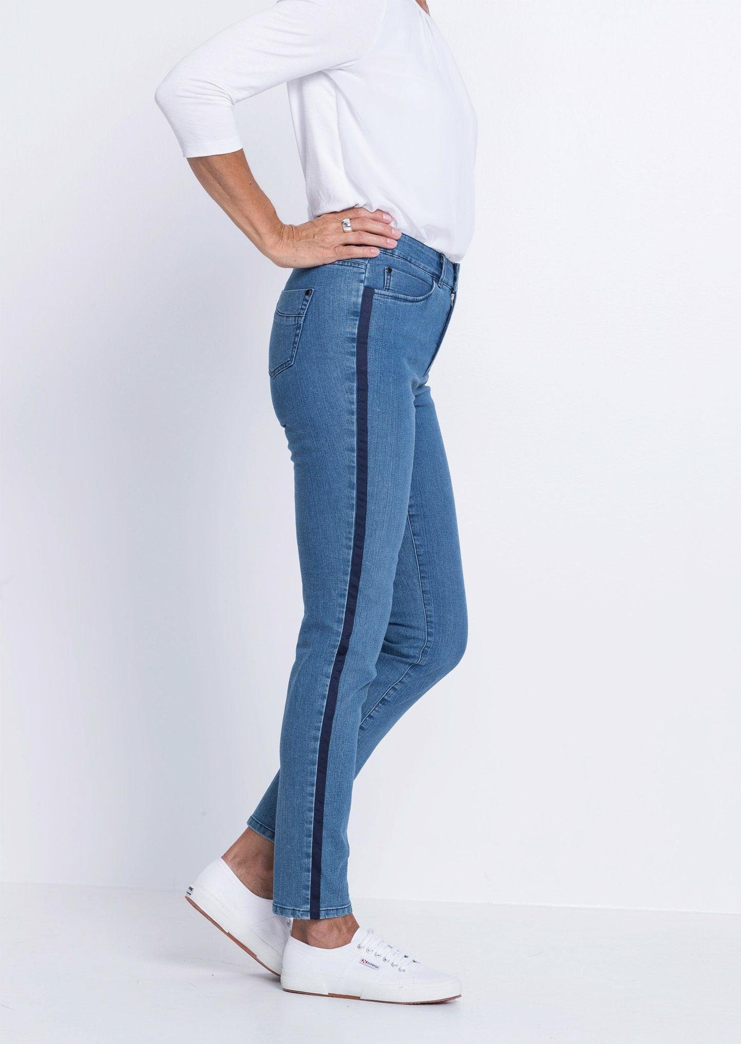 GOLDNER Bequeme Jeans Angesagte Jeanshose mit farbenfrohem Galon
