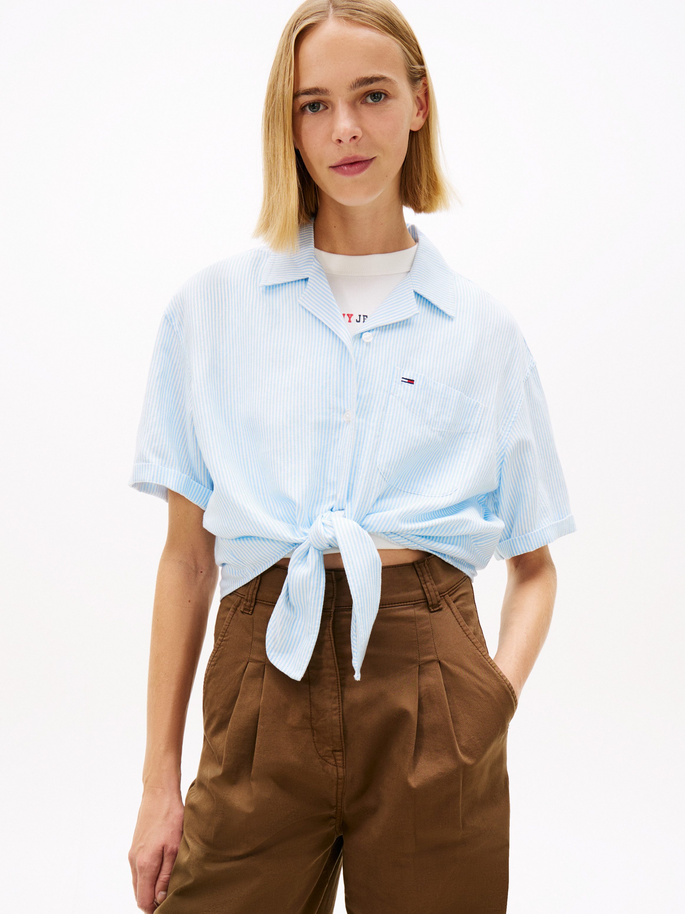 Tommy Jeans Kurzarmbluse TJW TIE FRONT LINEN SHIRT mit Knoten-Detail am Saum, Relaxed Fit