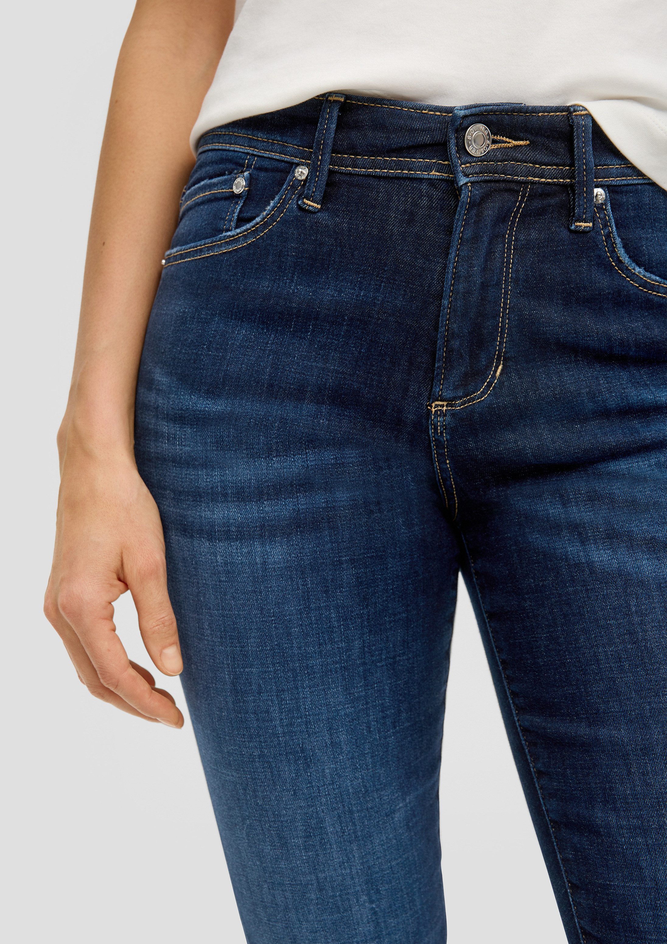 s.Oliver Slim-fit-Jeans Jeans-Hose BETSY Jeans Betsy / Slim Fit / Mid Rise / Slim Leg – Bild 4 von 5
