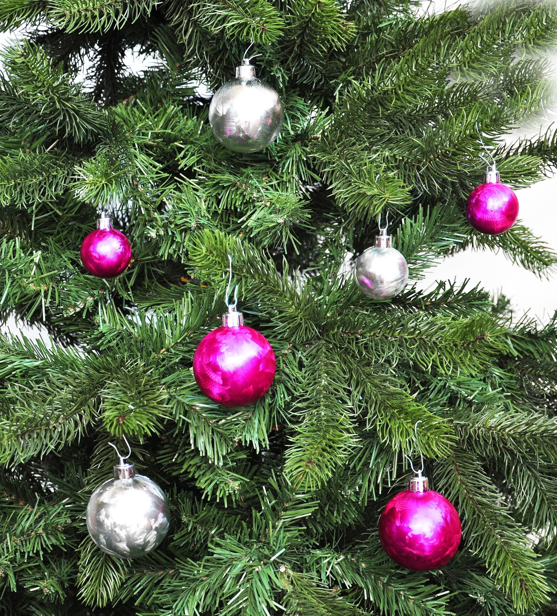 JACK Christbaumschmuck JACK by Inge 50x Kunststoff Kugeln Eislack Pink Silber Christbaumkugel, inkl. Haken, Kugel-Set mit Eislackeffekt aus Kunststoff Ø 4+6cm