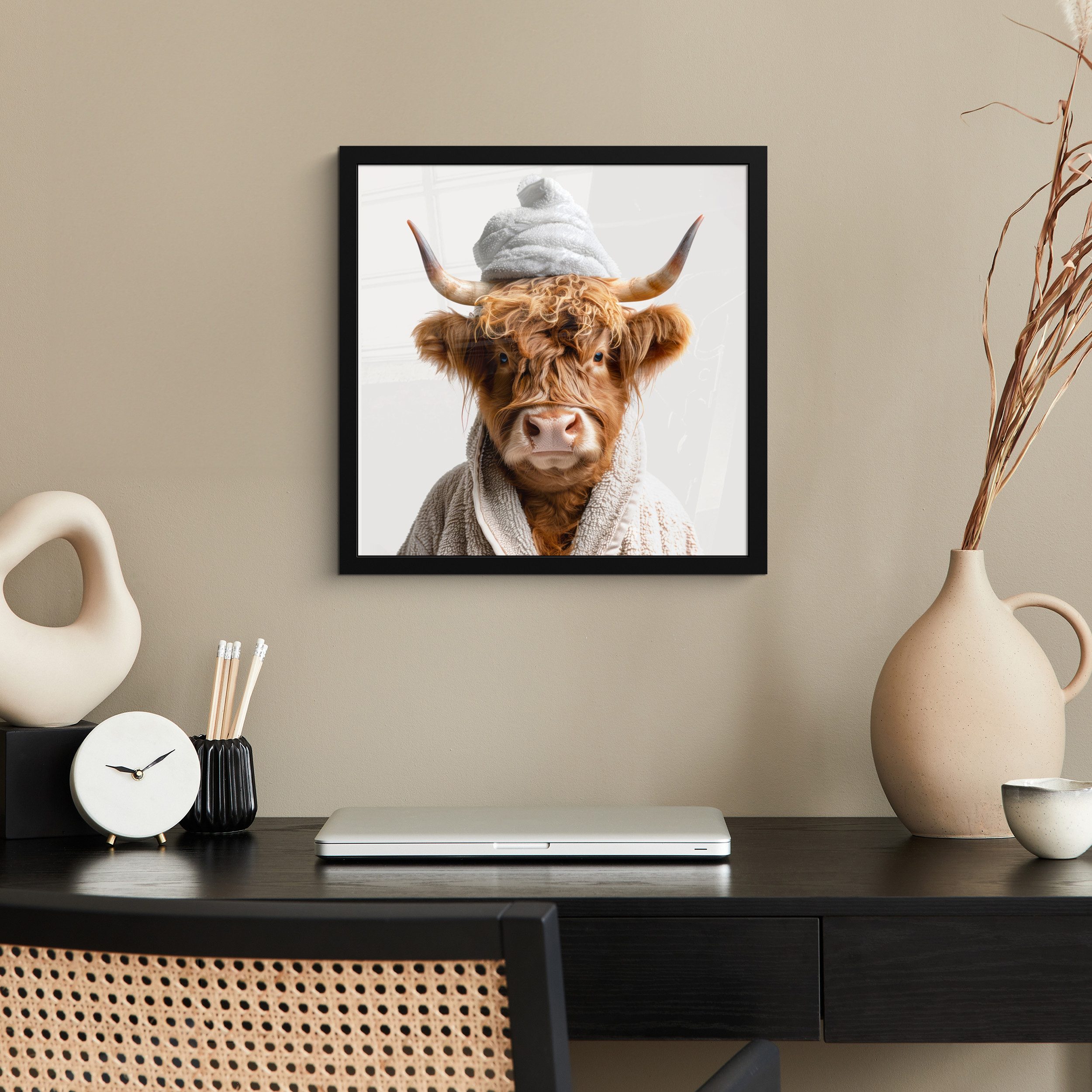 MuchoWow Poster Schottischer Highlander - Bademantel - Kuh - Tiere, (1 St), Bilderrahmen, Wand Dekoration Schlafzimmer, 40x40 cm